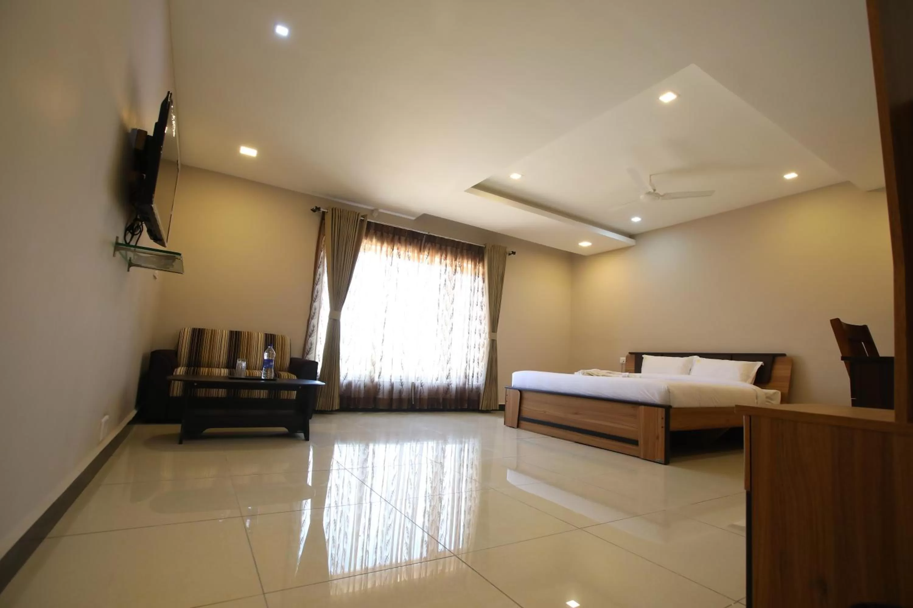 Photo of the whole room in Hotel Golden Gateway