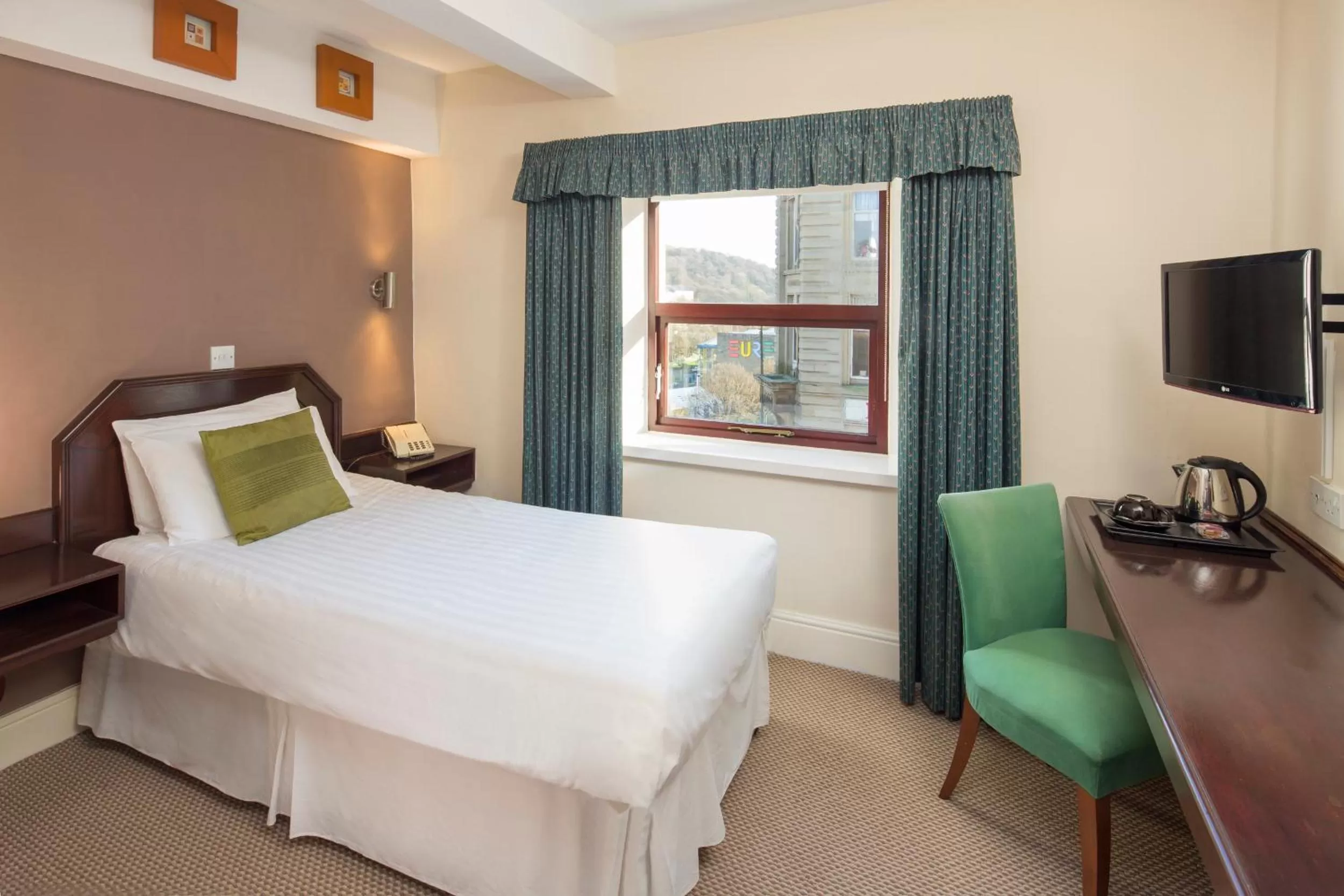 Day, Bed in The Imperial Crown Hotel