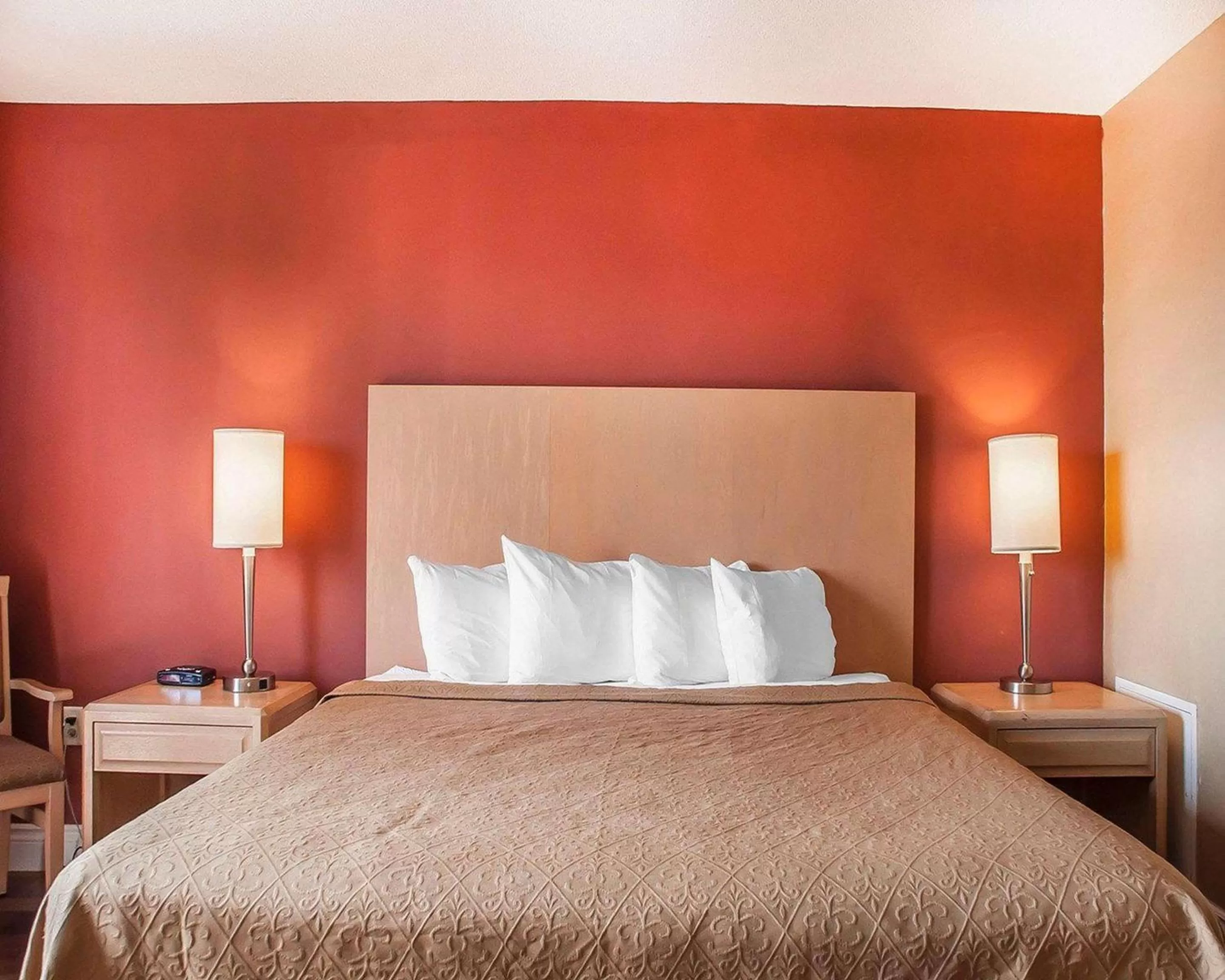 Photo of the whole room, Bed in Quality Hotel Fallsview Cascade