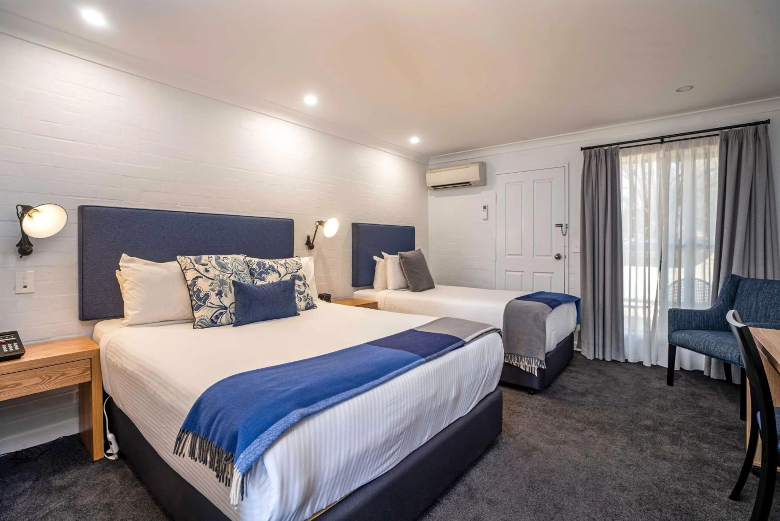 Bedroom, Bed in Town Square Motel