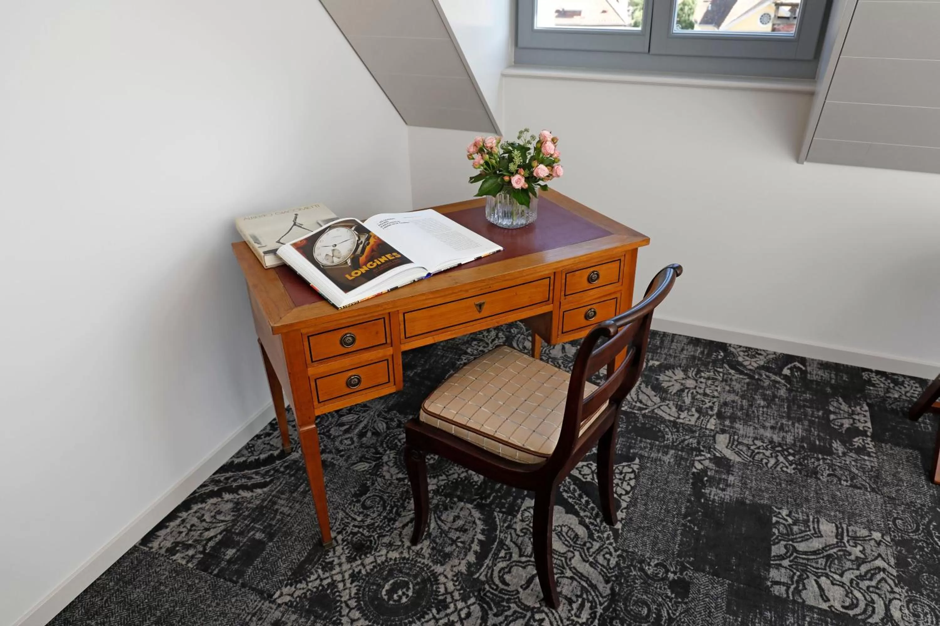 Seating area in Fleur de Lis