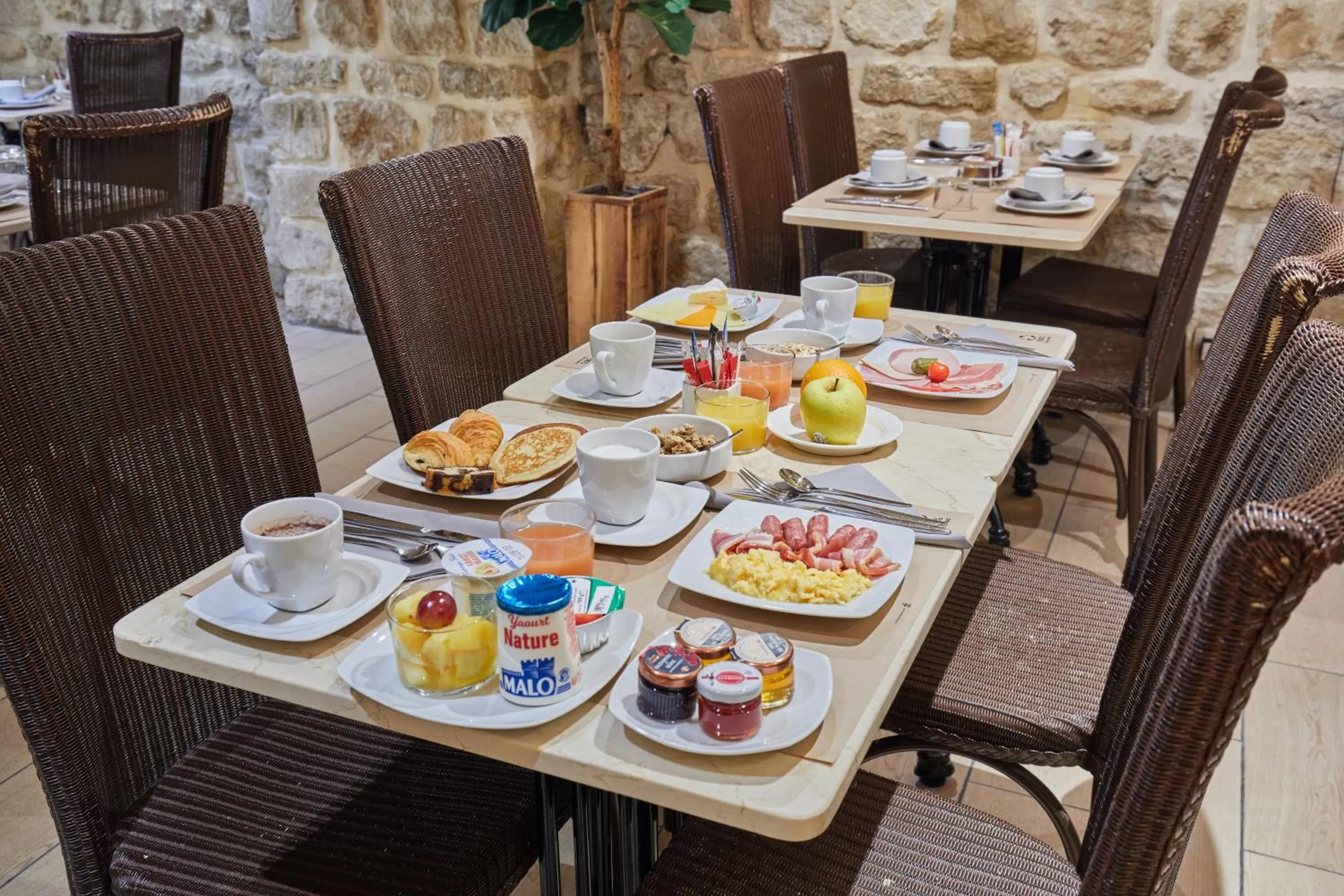 Dining area in Hotel Berne Opera