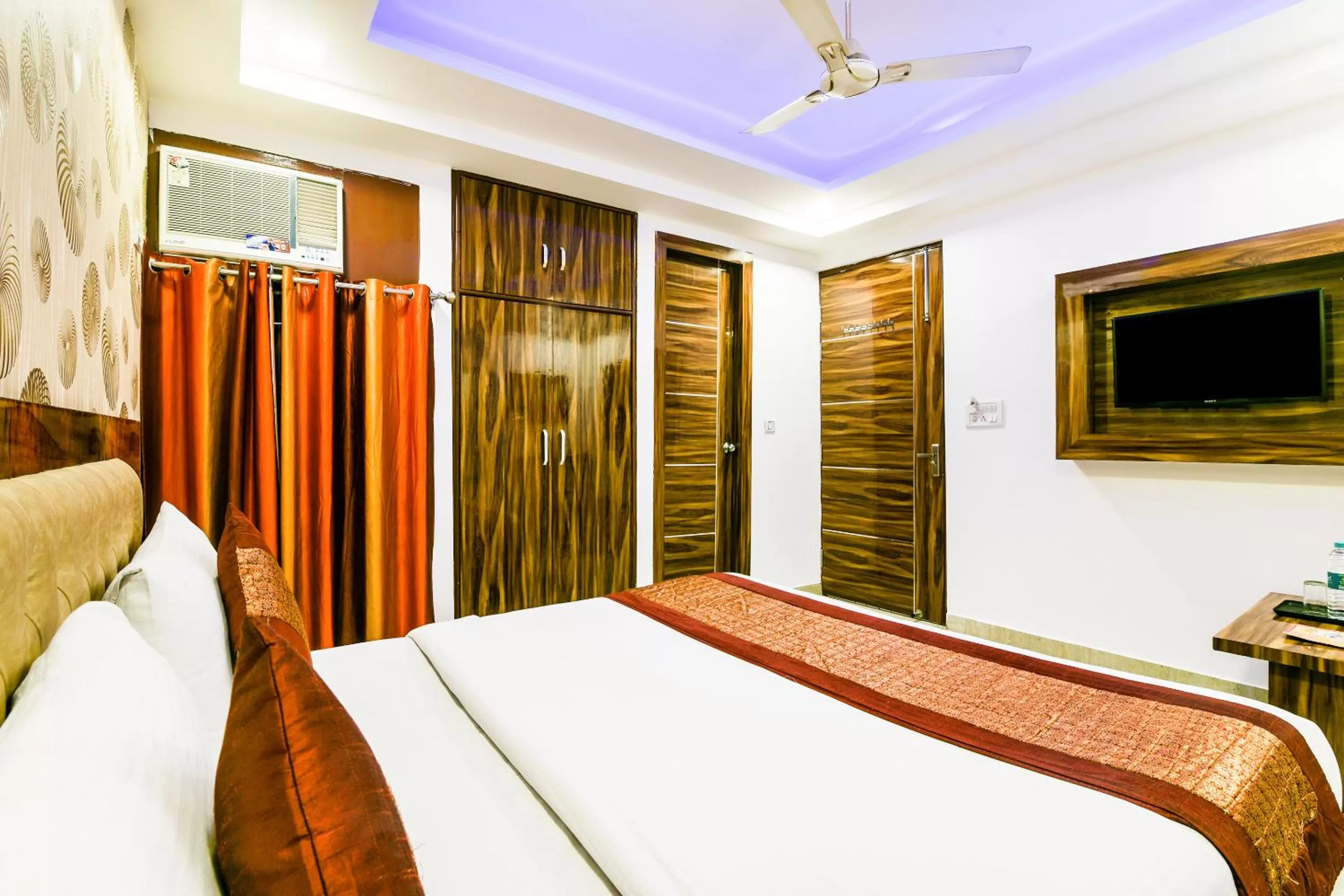 Communal lounge/ TV room, Bed in Hotel Pearl - Mahipalpur Delhi Airport