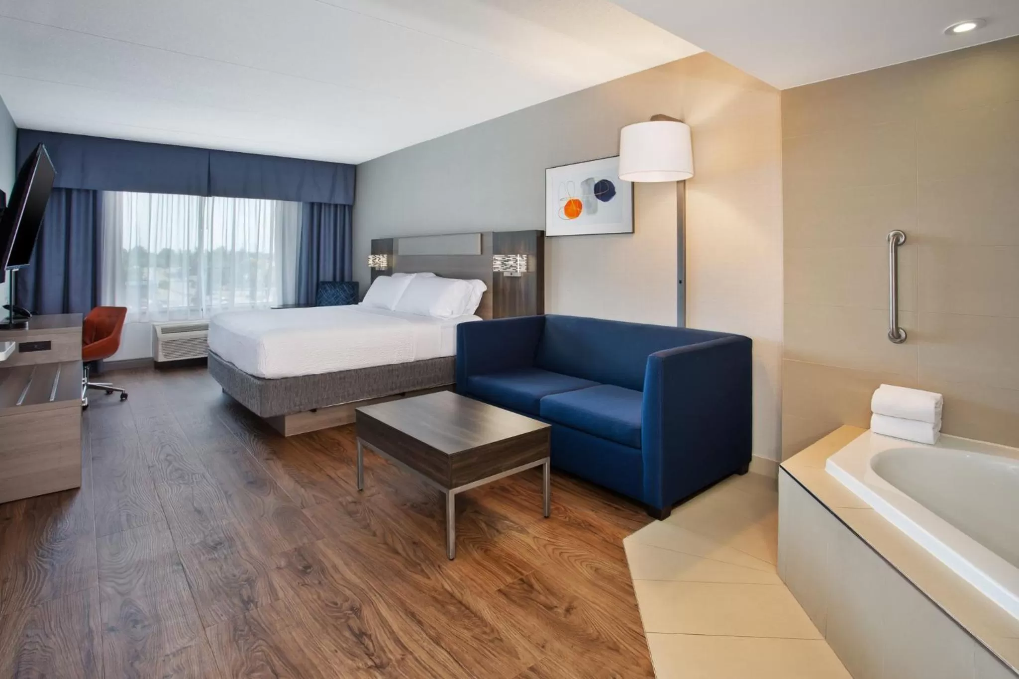 Photo of the whole room, Bed in Holiday Inn Express Kingston Central by IHG