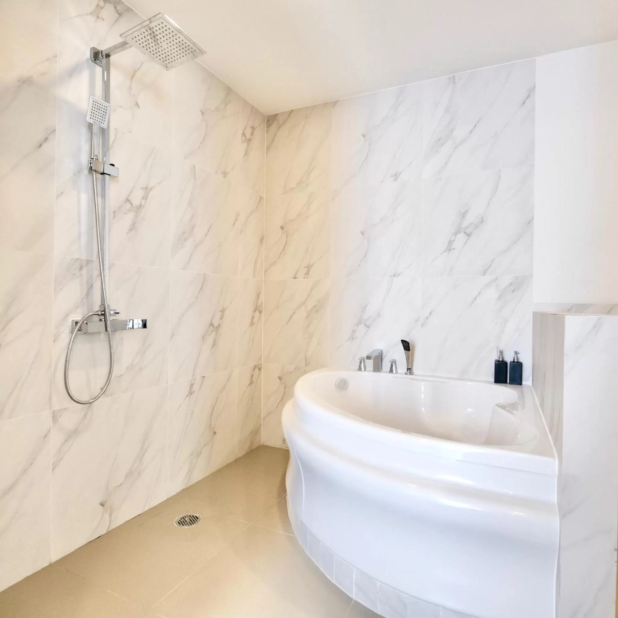 Bathroom in Canalis Suvarnabhumi Airport Hotel