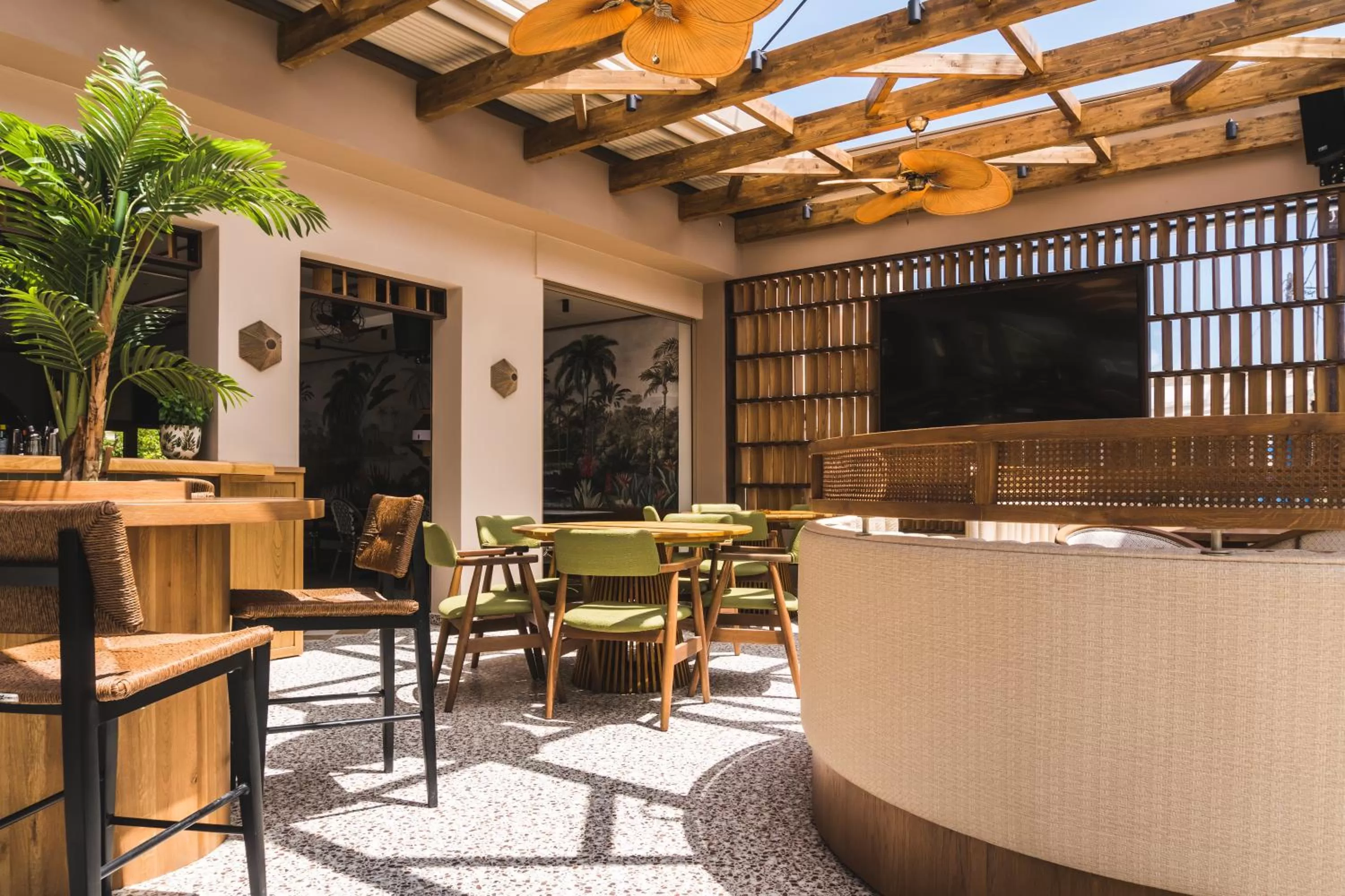 Restaurant/places to eat in Canadian Hotel