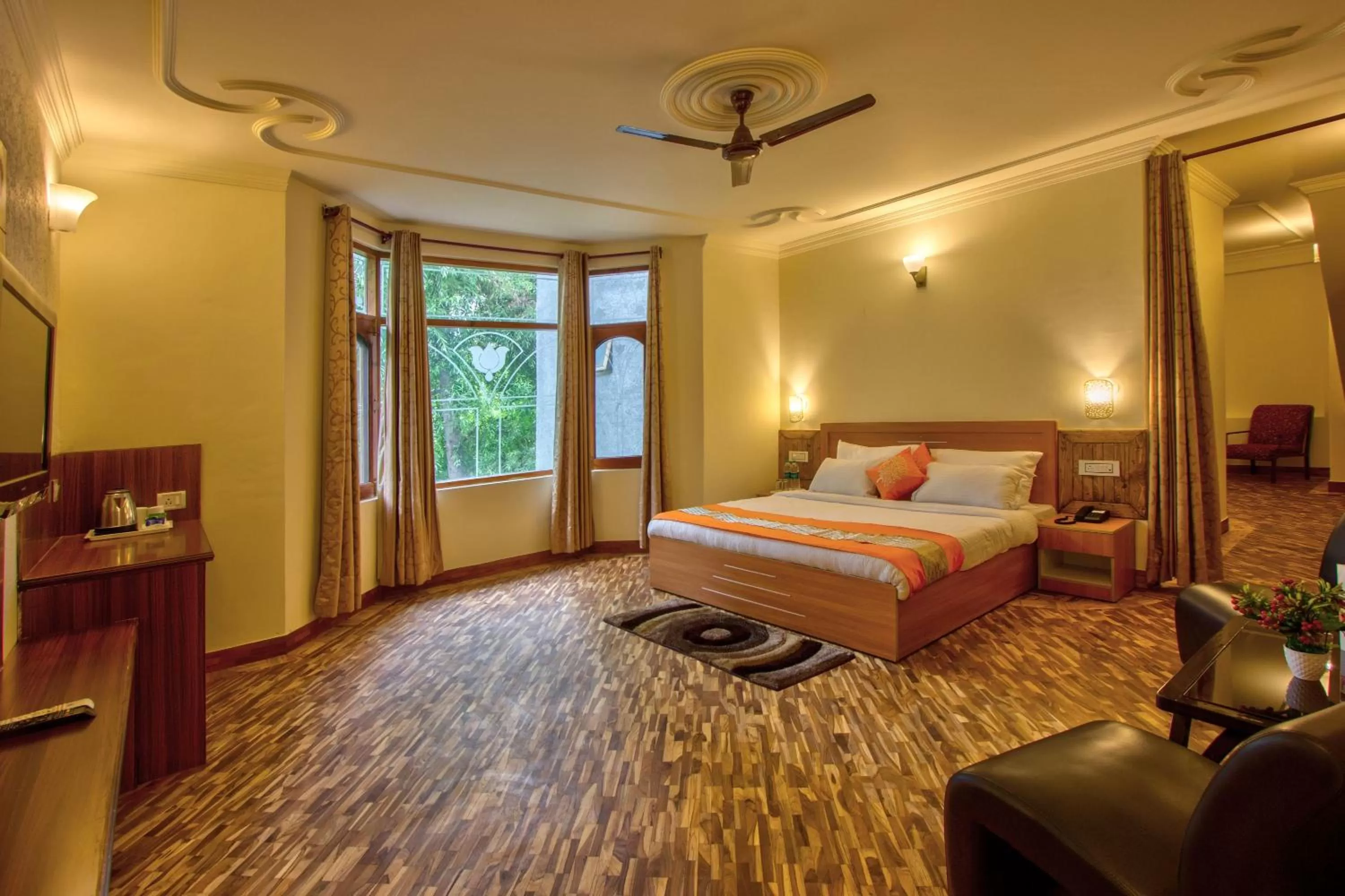 Photo of the whole room, Bed in Woodstock Inn Manali 800 Mtrs from Mall Road