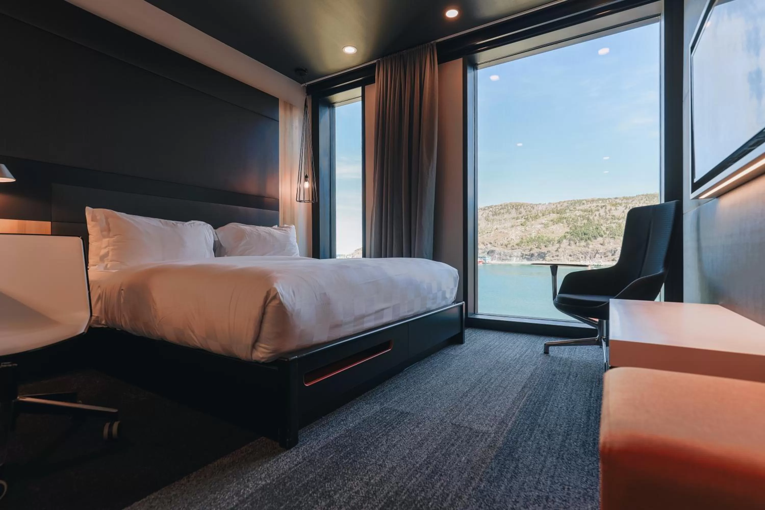 Queen Room with Sea View in Alt Hotel St. John's