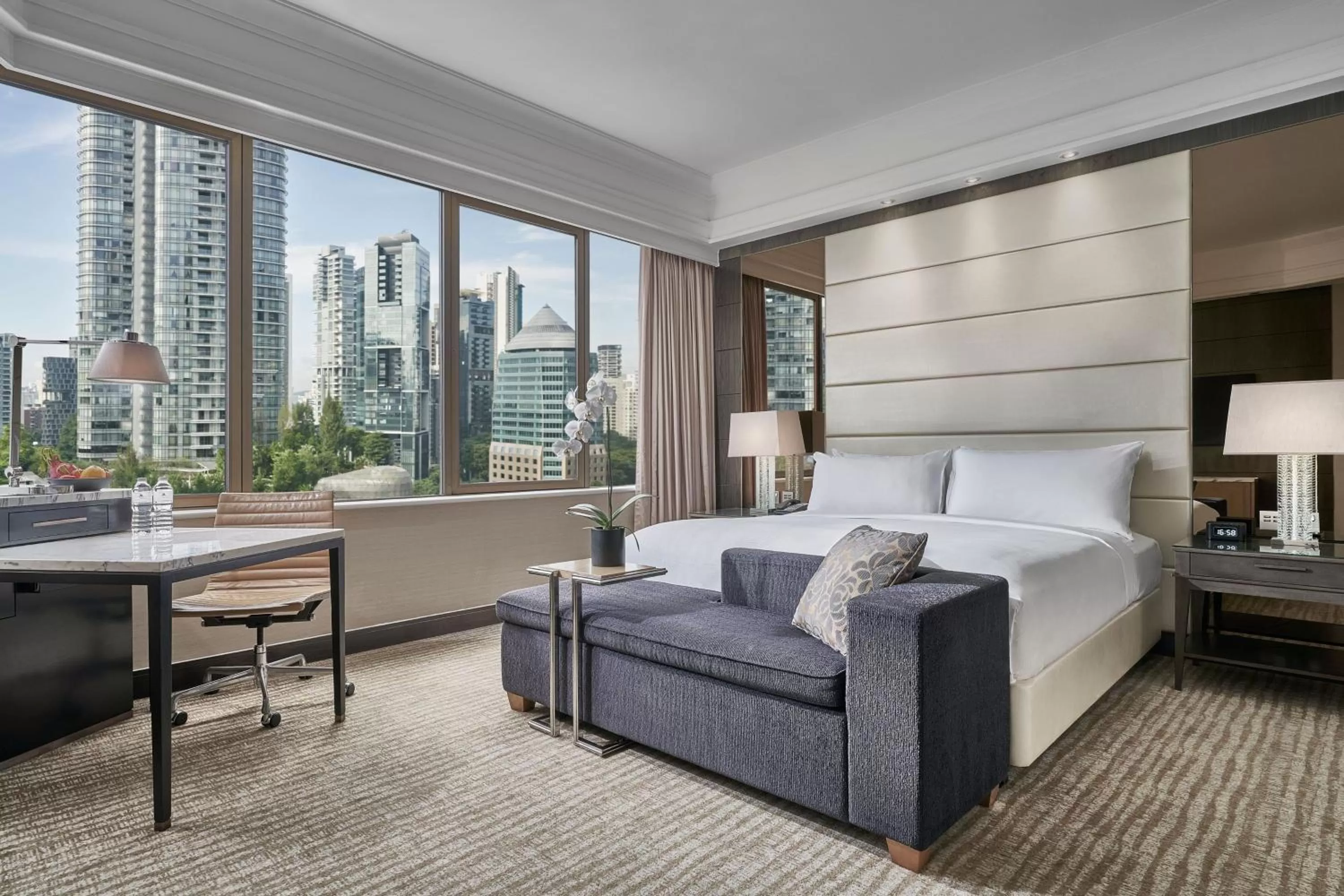 Photo of the whole room, Bed in Singapore Marriott Tang Plaza Hotel