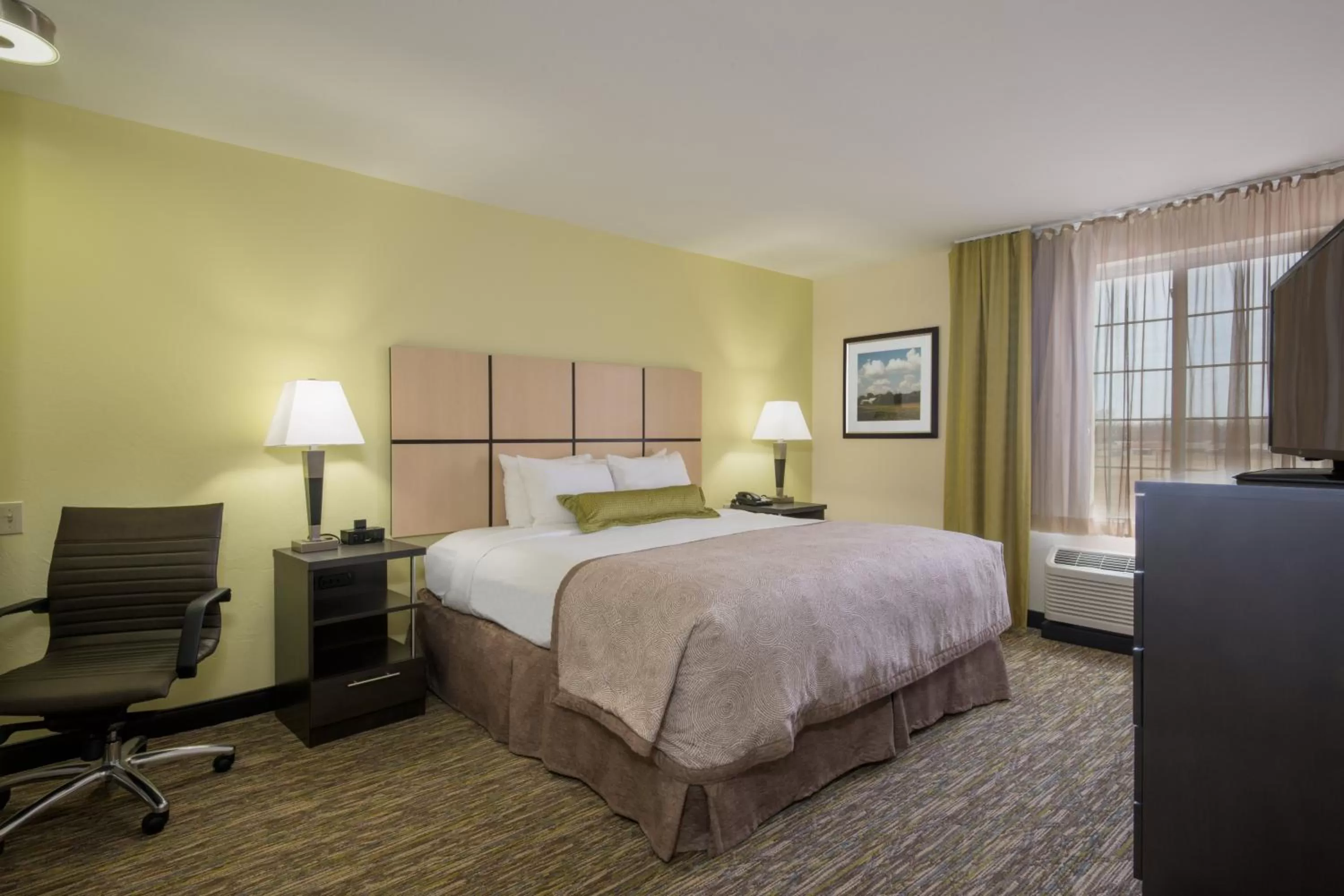 Photo of the whole room, Bed in Candlewood Suites Del City by IHG