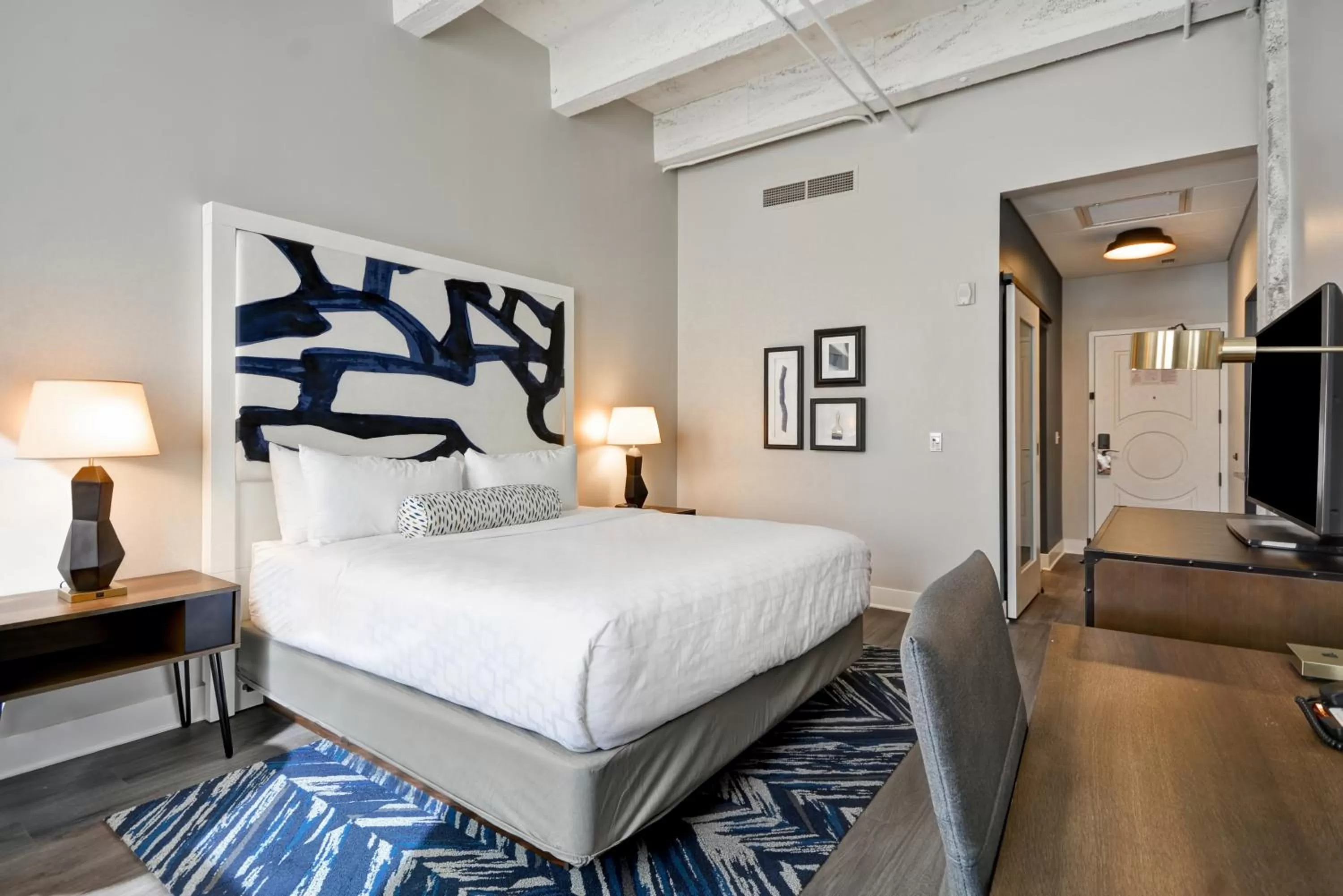 Photo of the whole room, Bed in Hotel Indigo Kansas City - The Crossroads by IHG