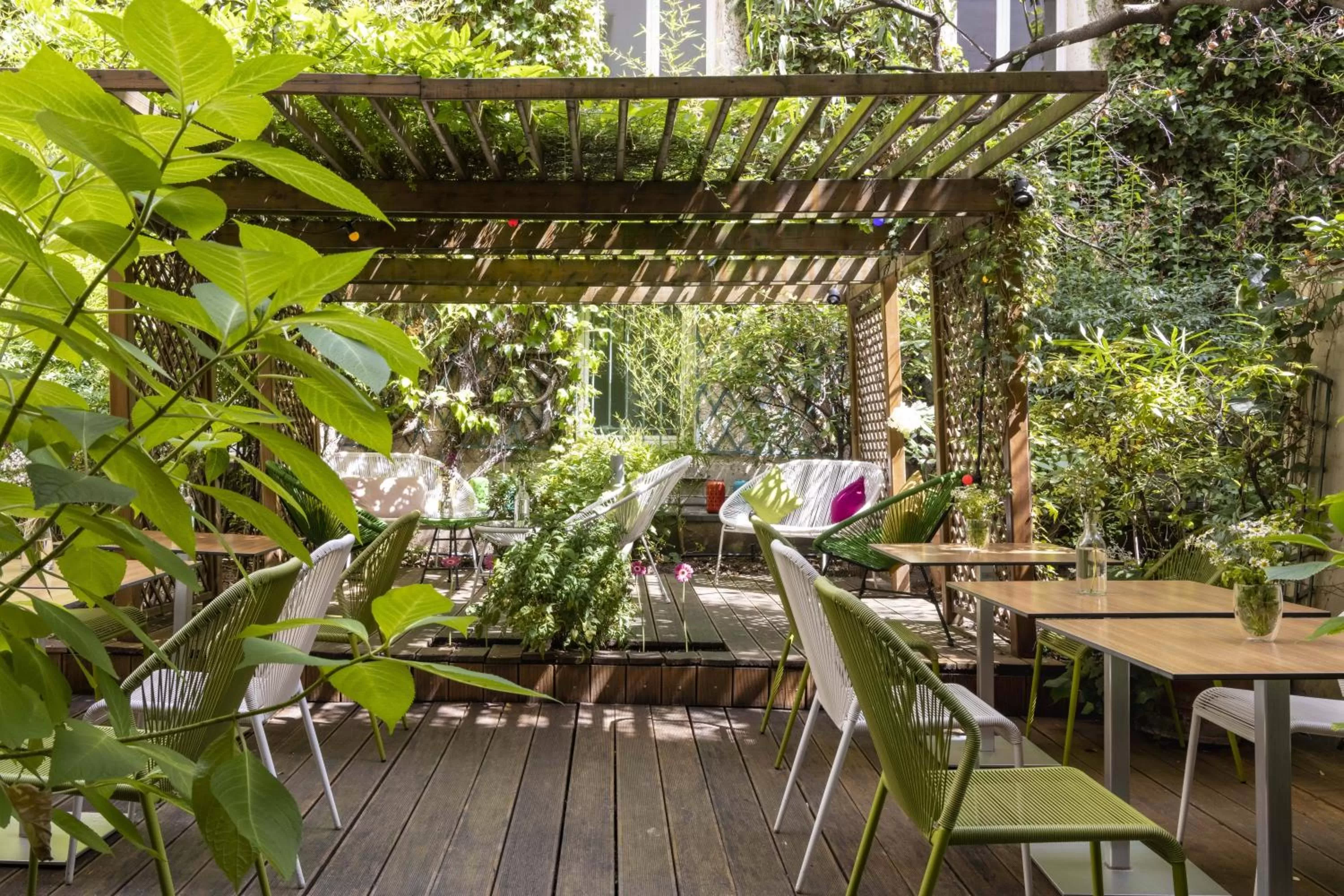 Patio in Hotel Paris Louis Blanc