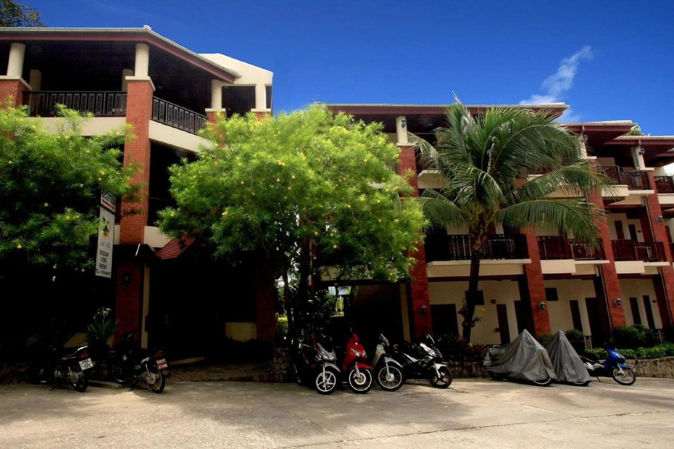 Facade/entrance in Sun Hill Hotel Patong