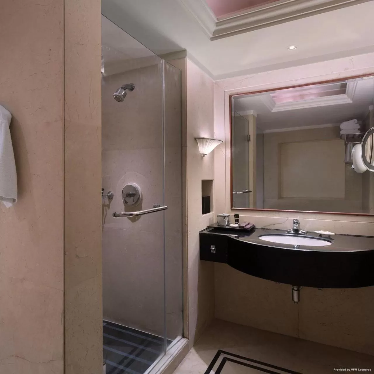 Bathroom in Hotel Banz near Delhi Airport
