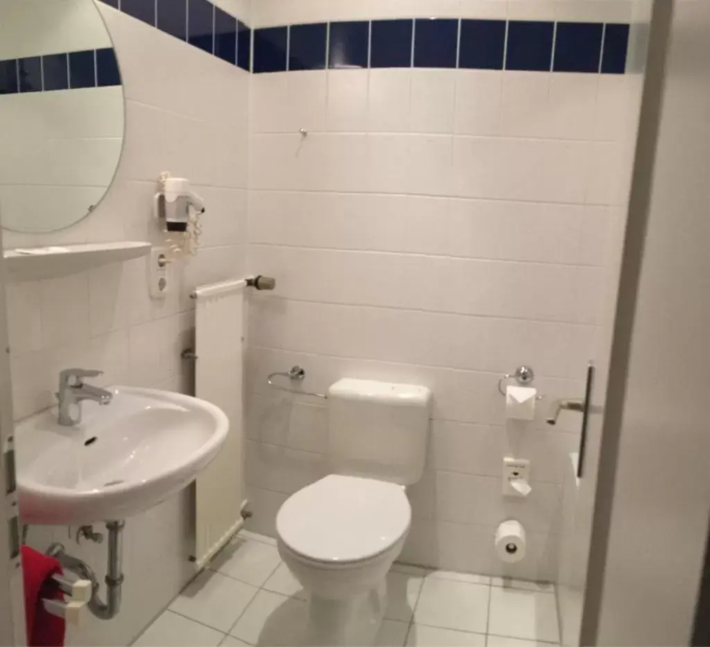 Family Room (2 Adults + 1 Child) in Landhaus Wesermarsch Family Room (2 Adults + 1 Child) in Landhaus Wesermarsch