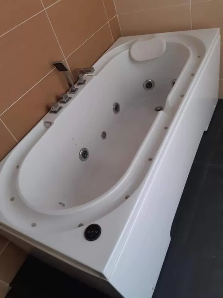 Hot Tub in Grandeur Hotel And Spa