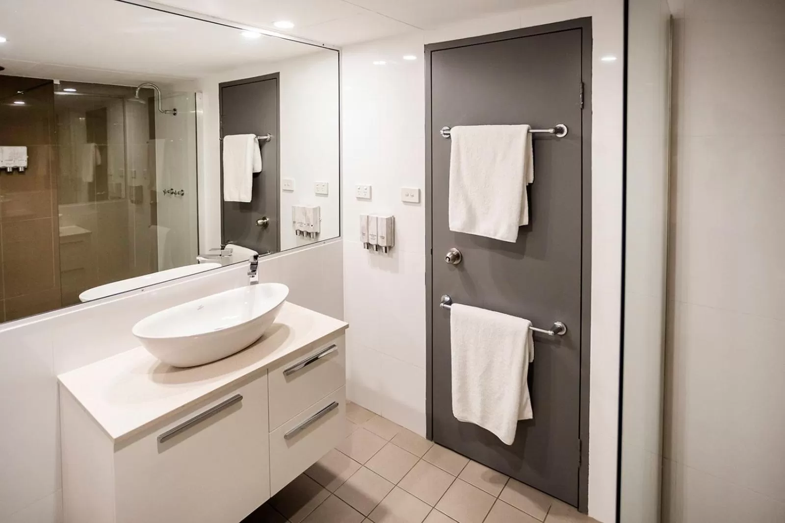 Bathroom in Mantra Bathurst