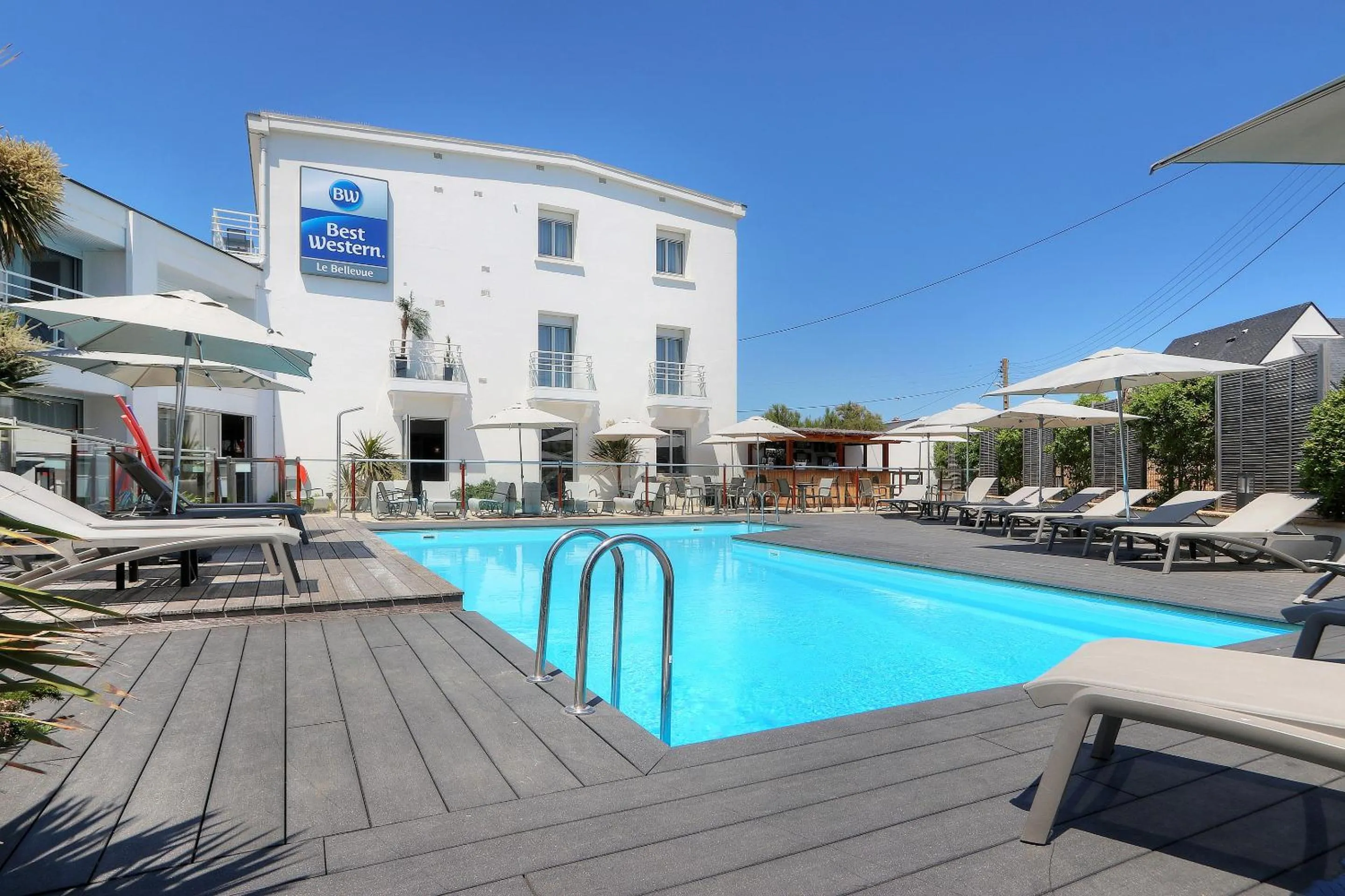 Pool view in Best Western Hôtel Le Bellevue Quiberon