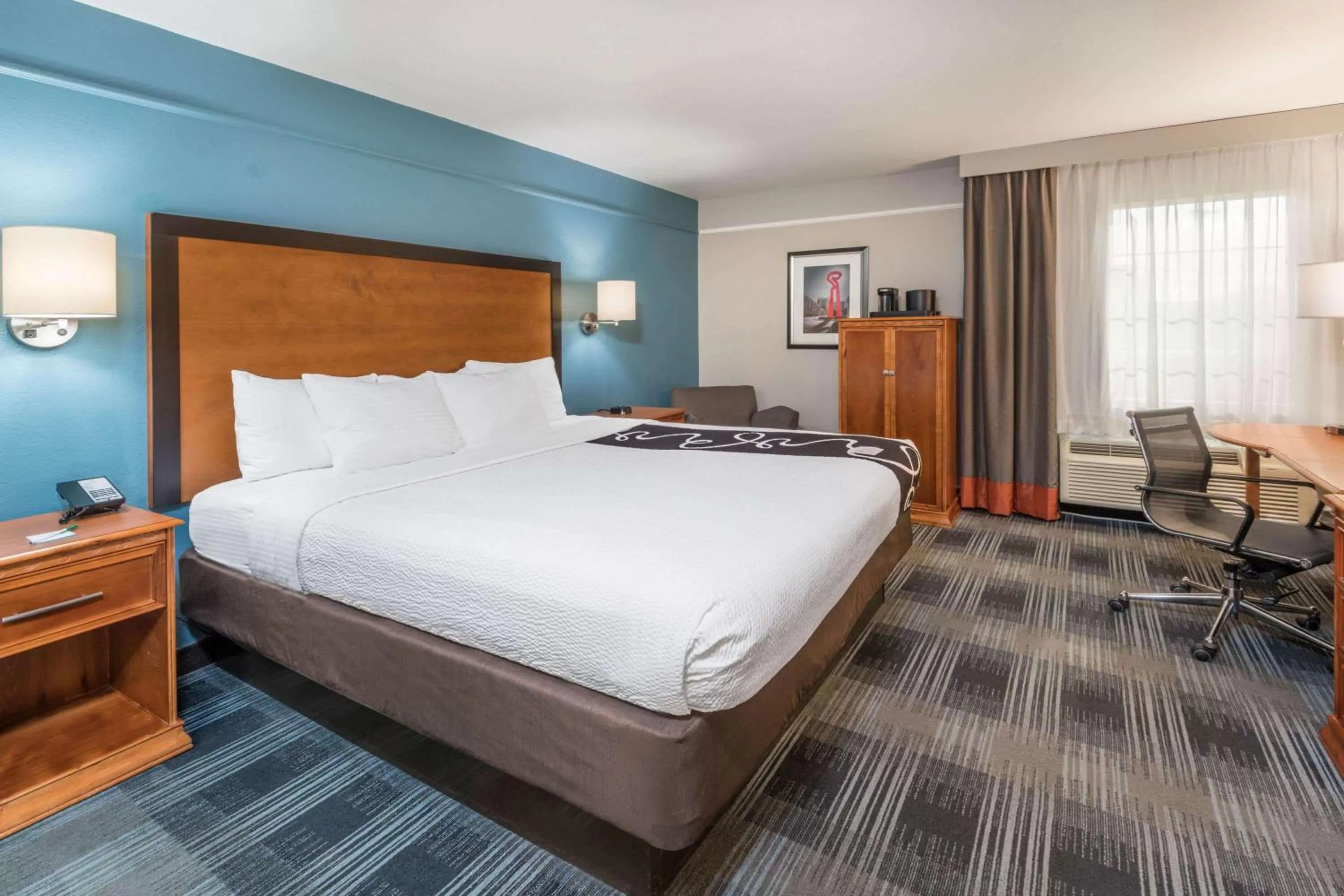 Photo of the whole room, Bed in La Quinta Inn by Wyndham San Antonio Brooks City Base