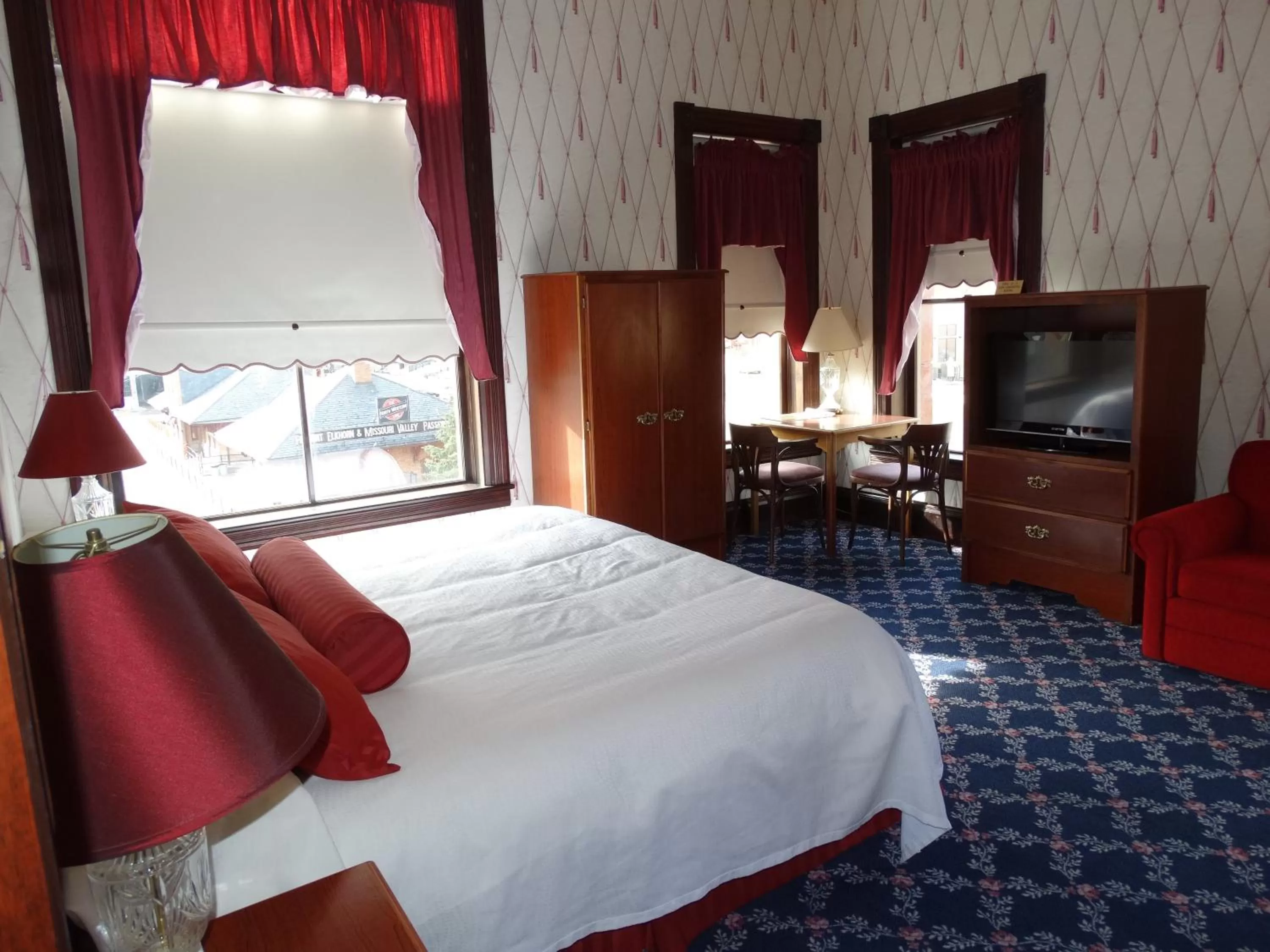 Photo of the whole room, Bed in Historic Iron Horse Inn - Deadwood