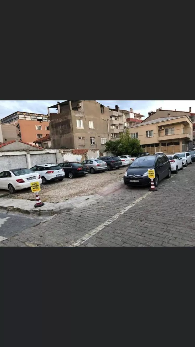 Day in Hotel Crowded House