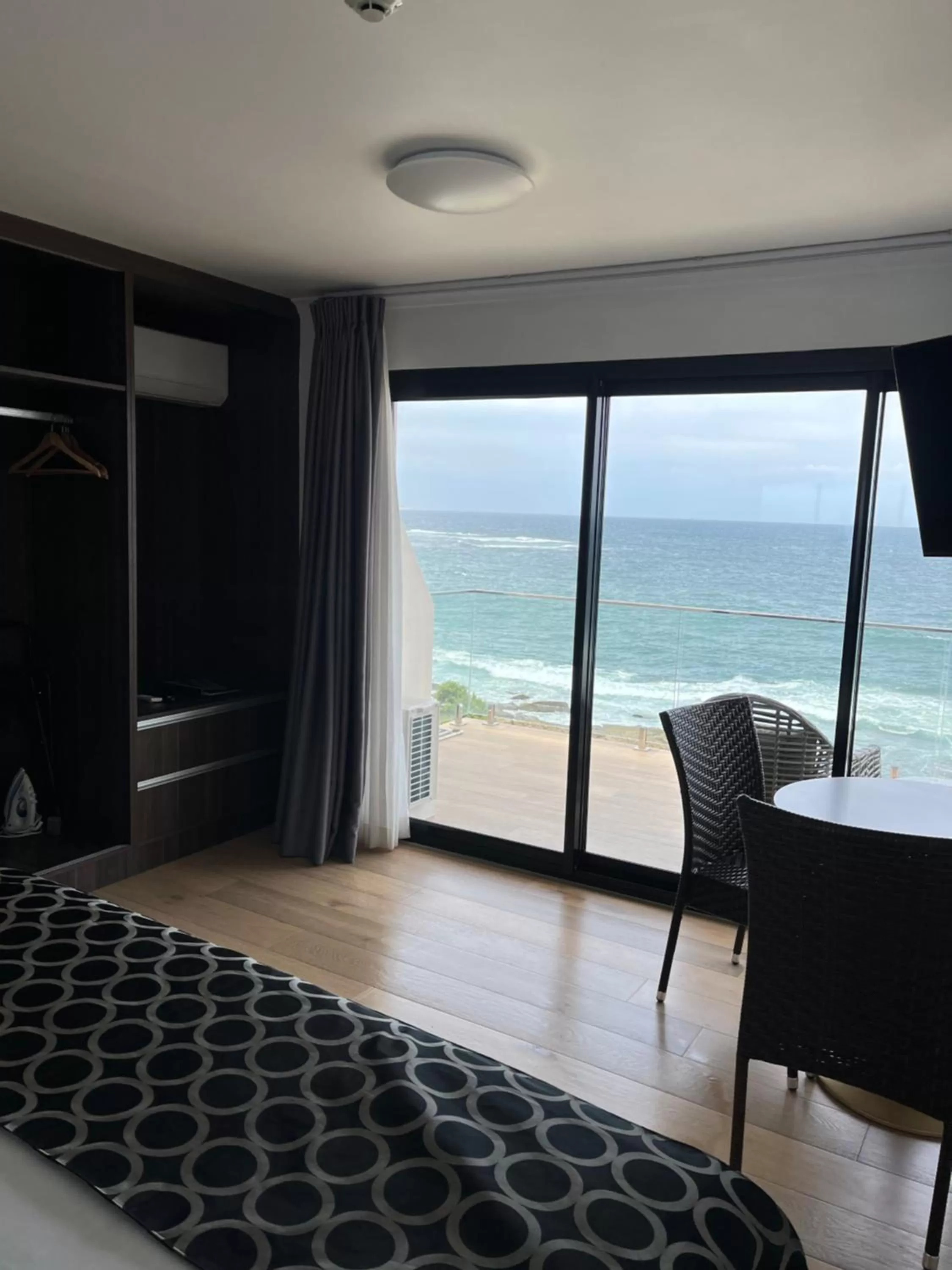 Balcony/Terrace, Bed in Ocean Front Motel