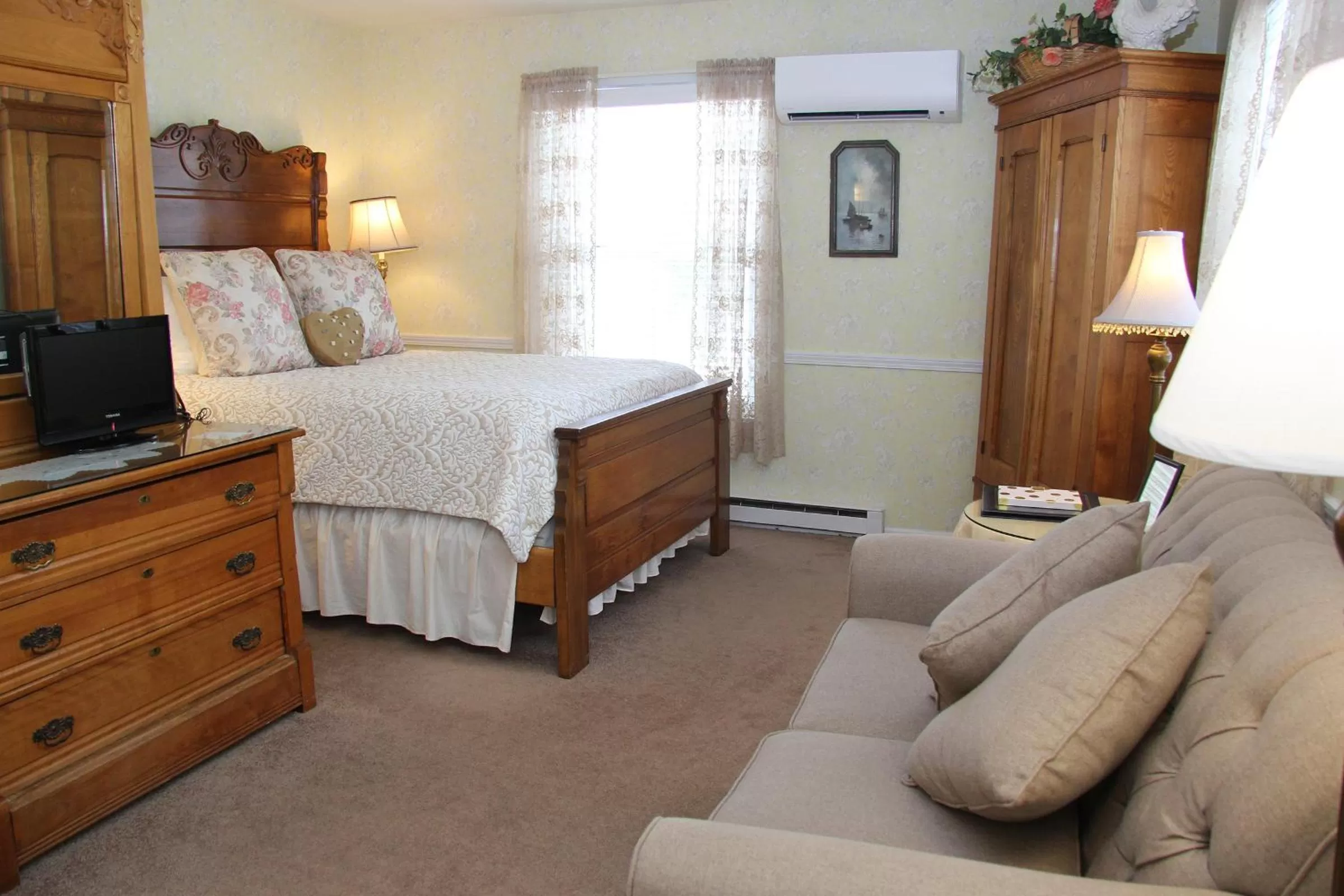 Photo of the whole room, Bed in Eagle Harbor Inn