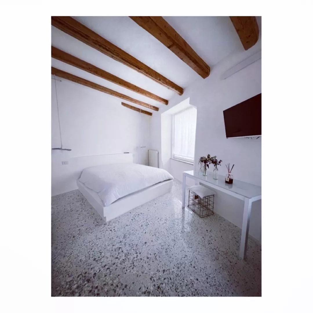 Bed in Hydria guest house art gallery