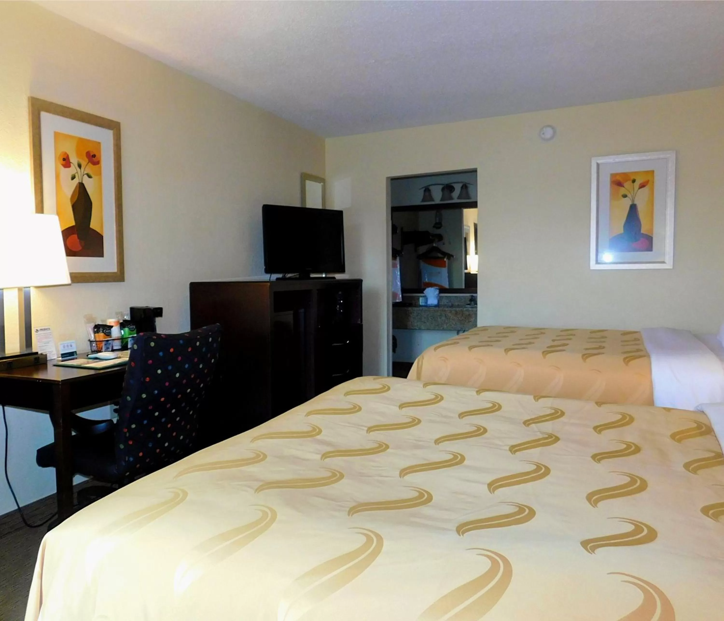 Photo of the whole room, Bed in Quality Inn Jonesville I-77