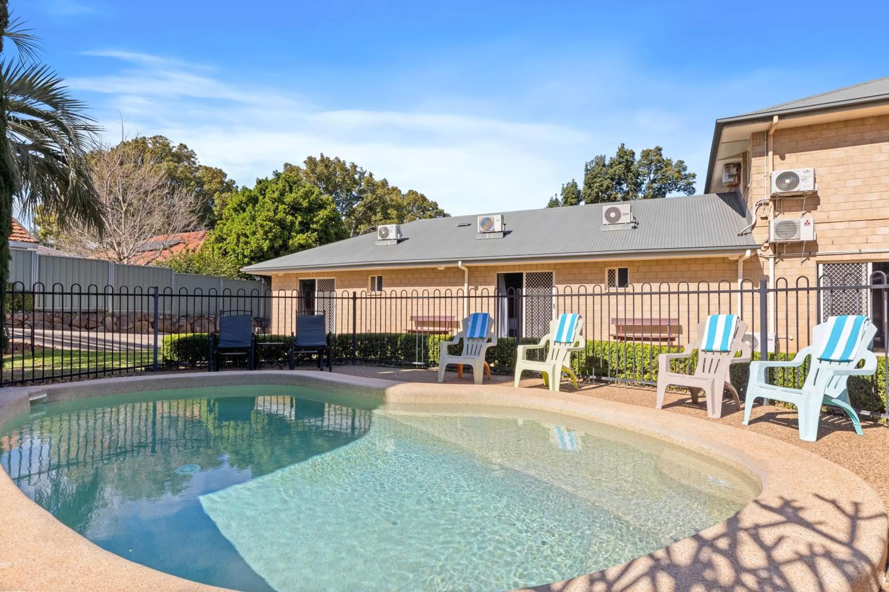 Swimming pool in Great Divide Motor Inn