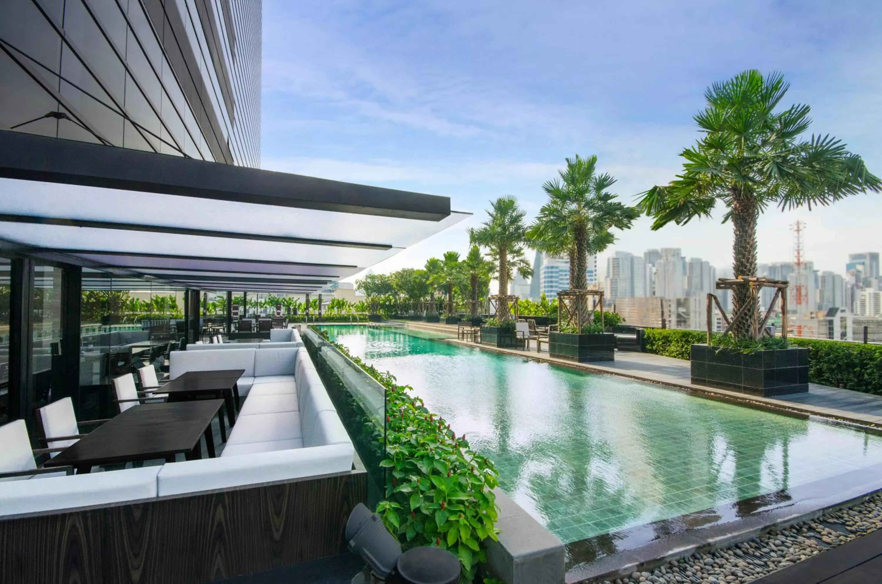 Swimming pool in Holiday Inn Bangkok Sukhumvit by IHG