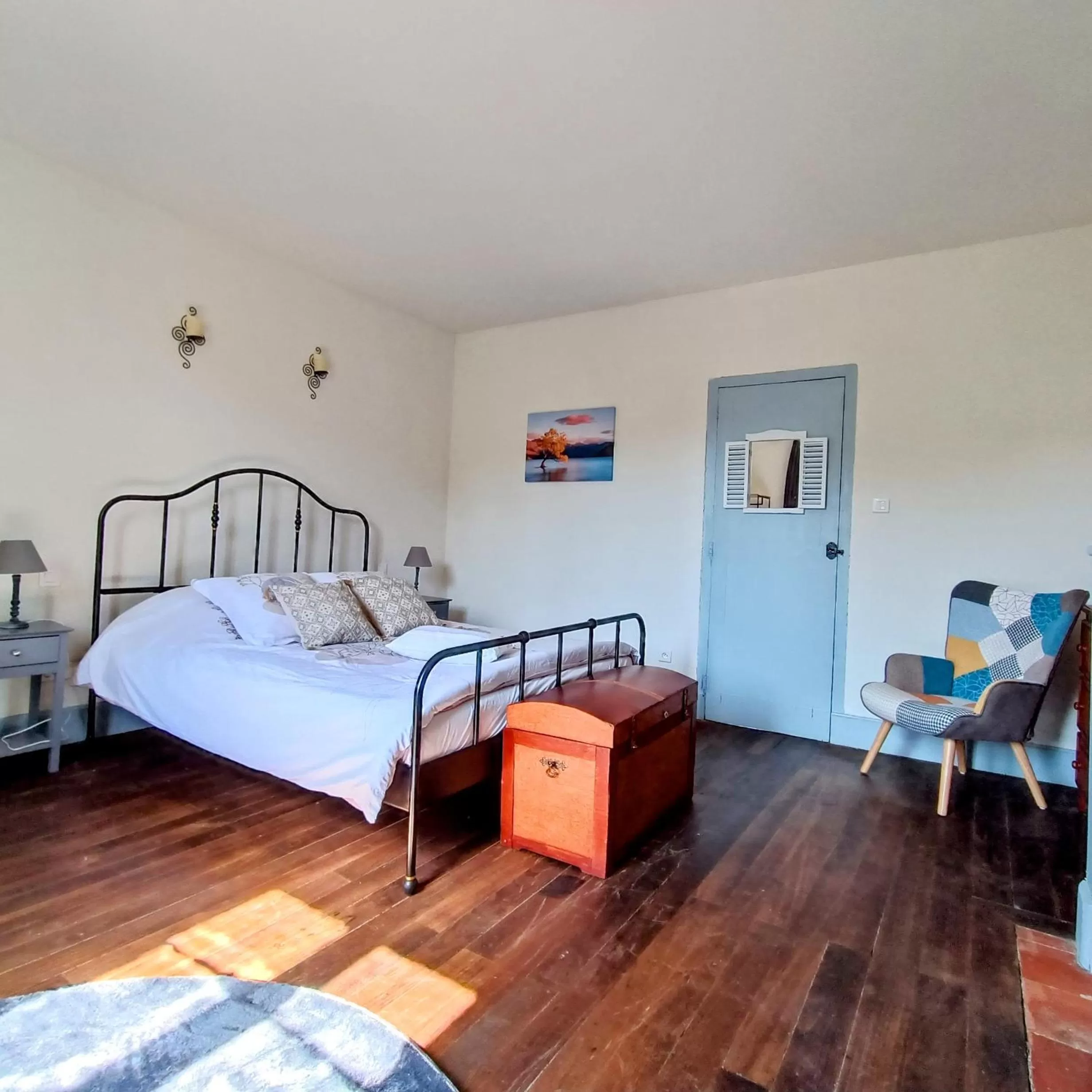 Photo of the whole room, Seating Area in Baladous