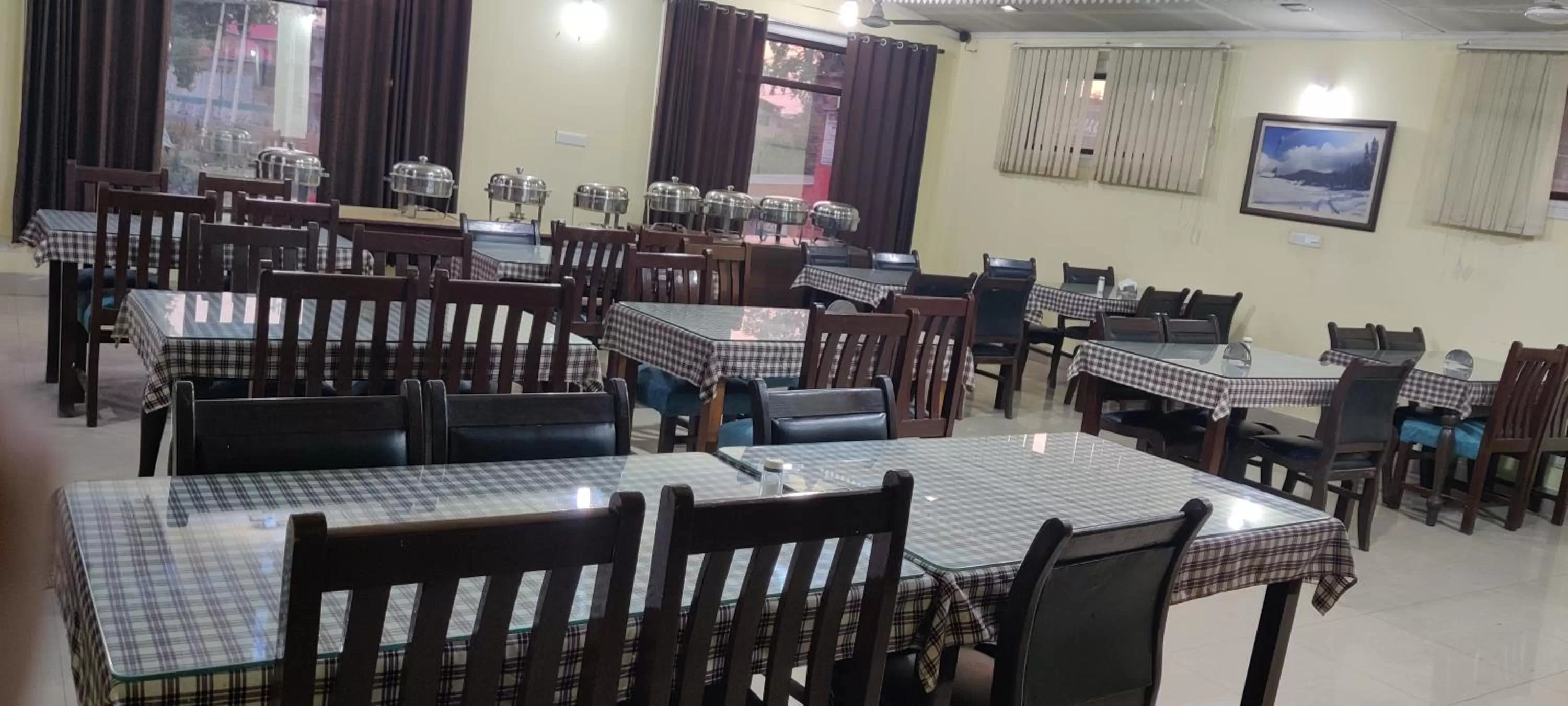 Restaurant/places to eat in Hotel curio's All seasons