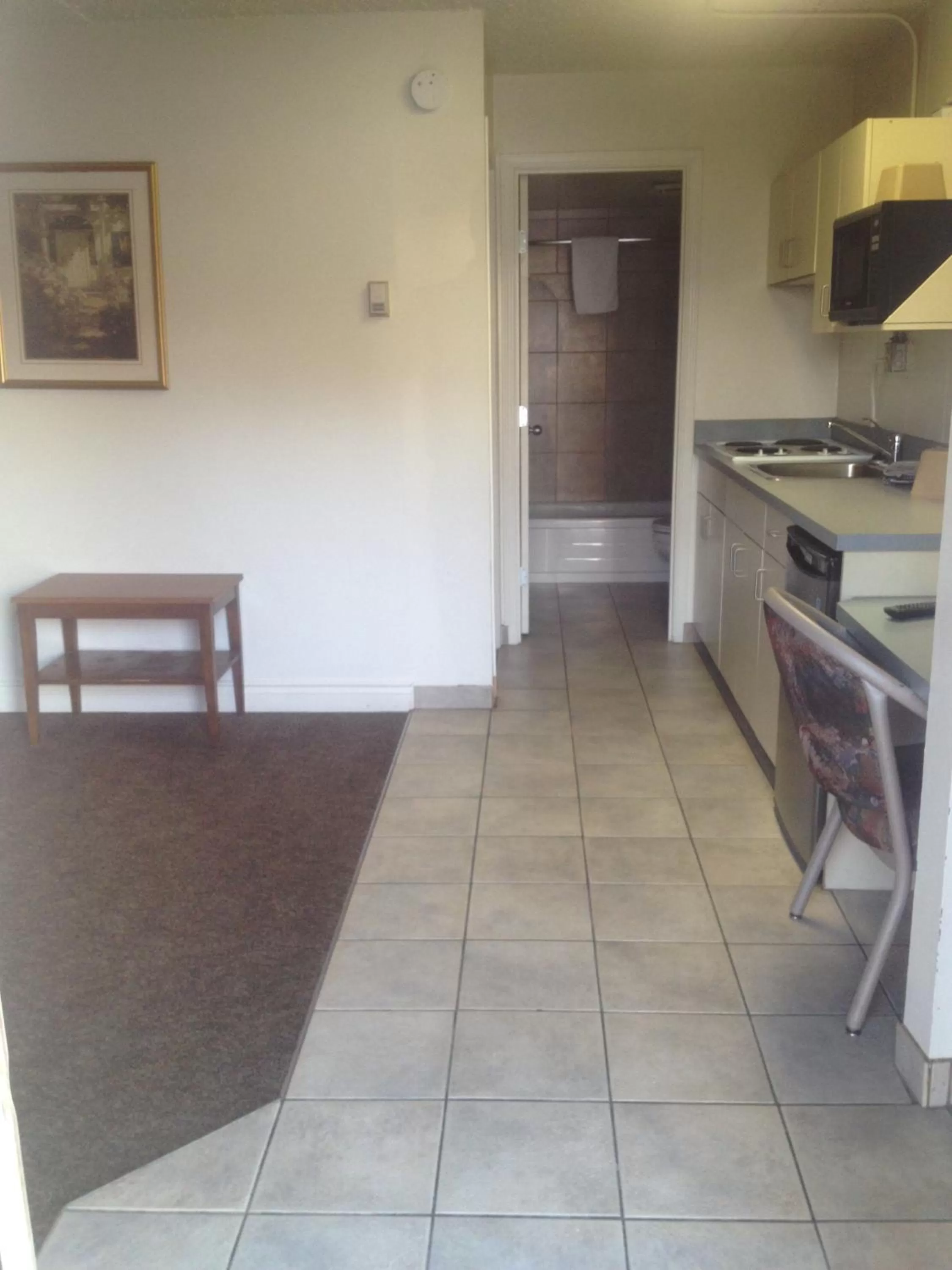 Kitchen or kitchenette, Kitchen/Kitchenette in Eastglen Inn