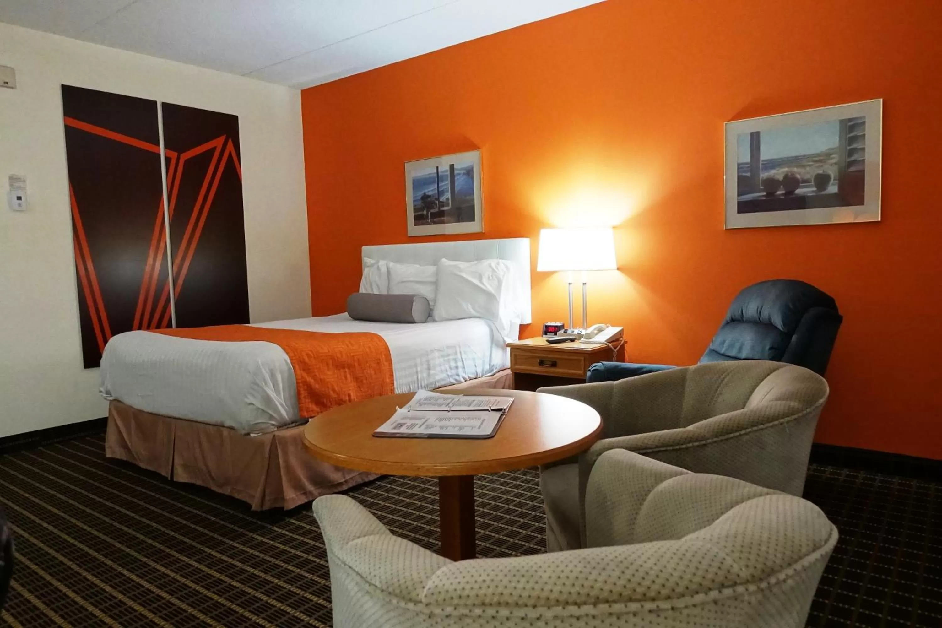 Photo of the whole room, Bed in Howard Johnson by Wyndham Tillsonburg