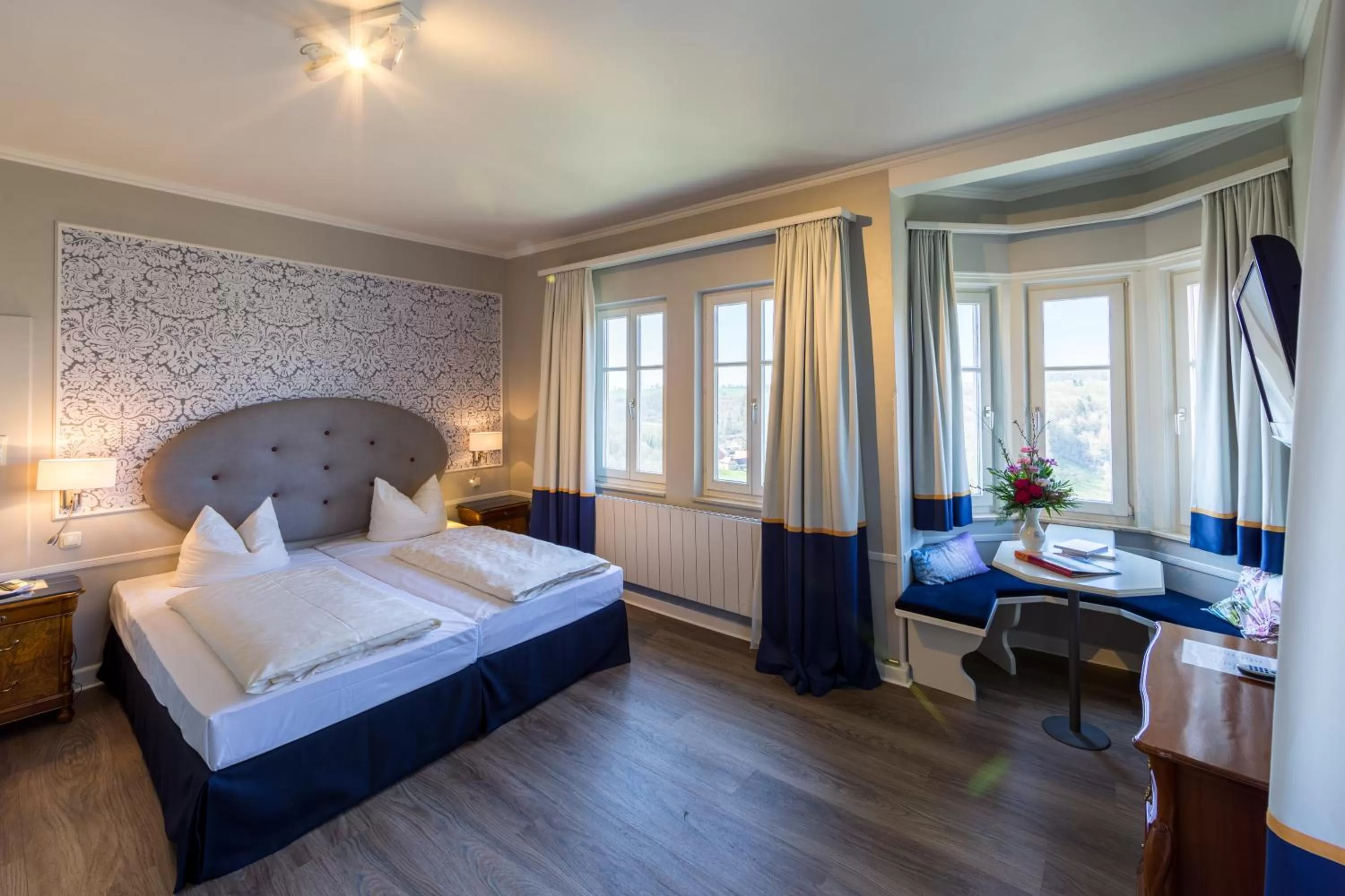 Bed in Historik Hotel Goldener Hirsch Rothenburg