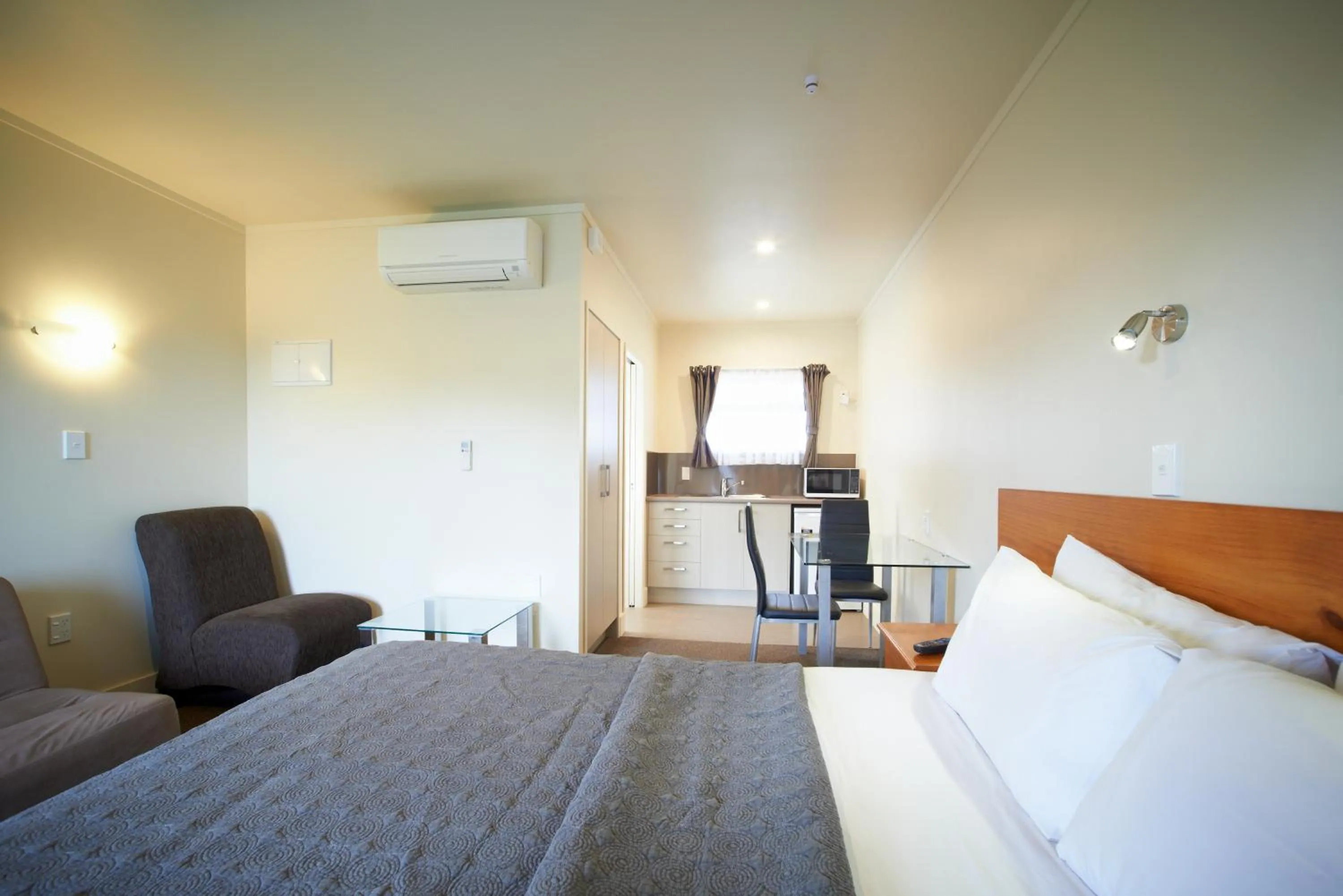 Kitchen or kitchenette, Bed in Auto Lodge Motel