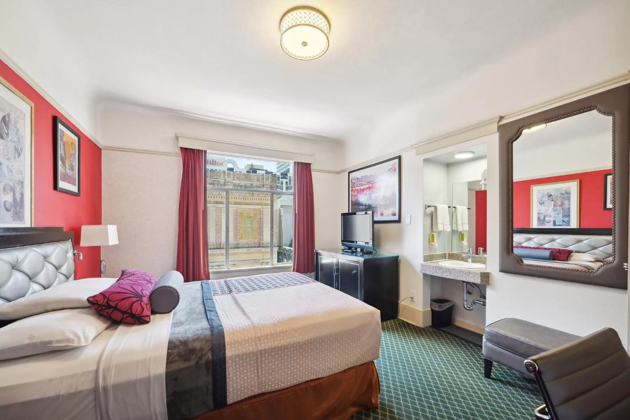 Photo of the whole room, Bed in Union Square Plaza Hotel