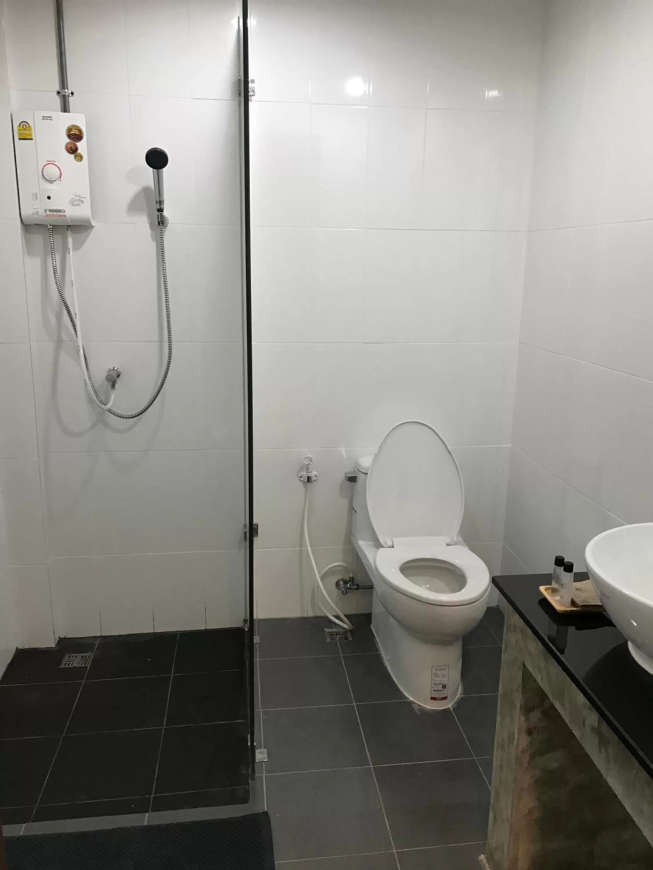 Toilet in De Nan Hotel