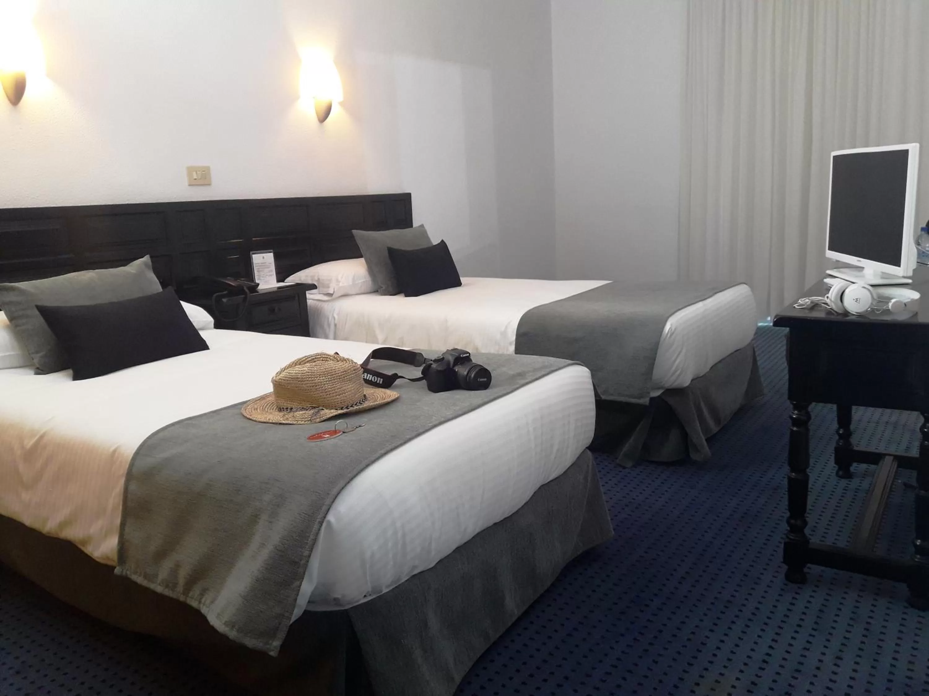 Property building, Bed in Hotel Miramar