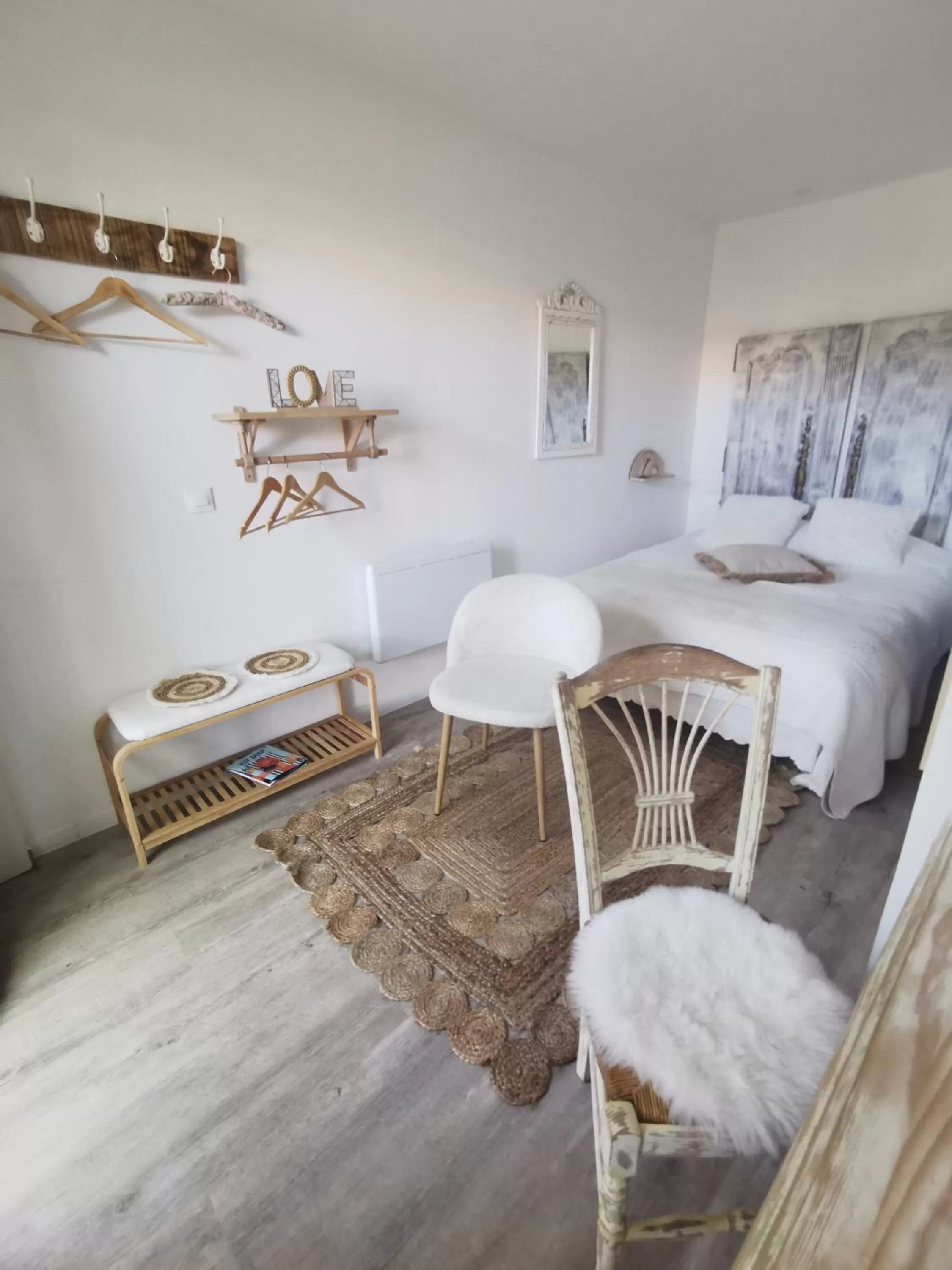 Photo of the whole room, Seating Area in Au Poème du Chêne