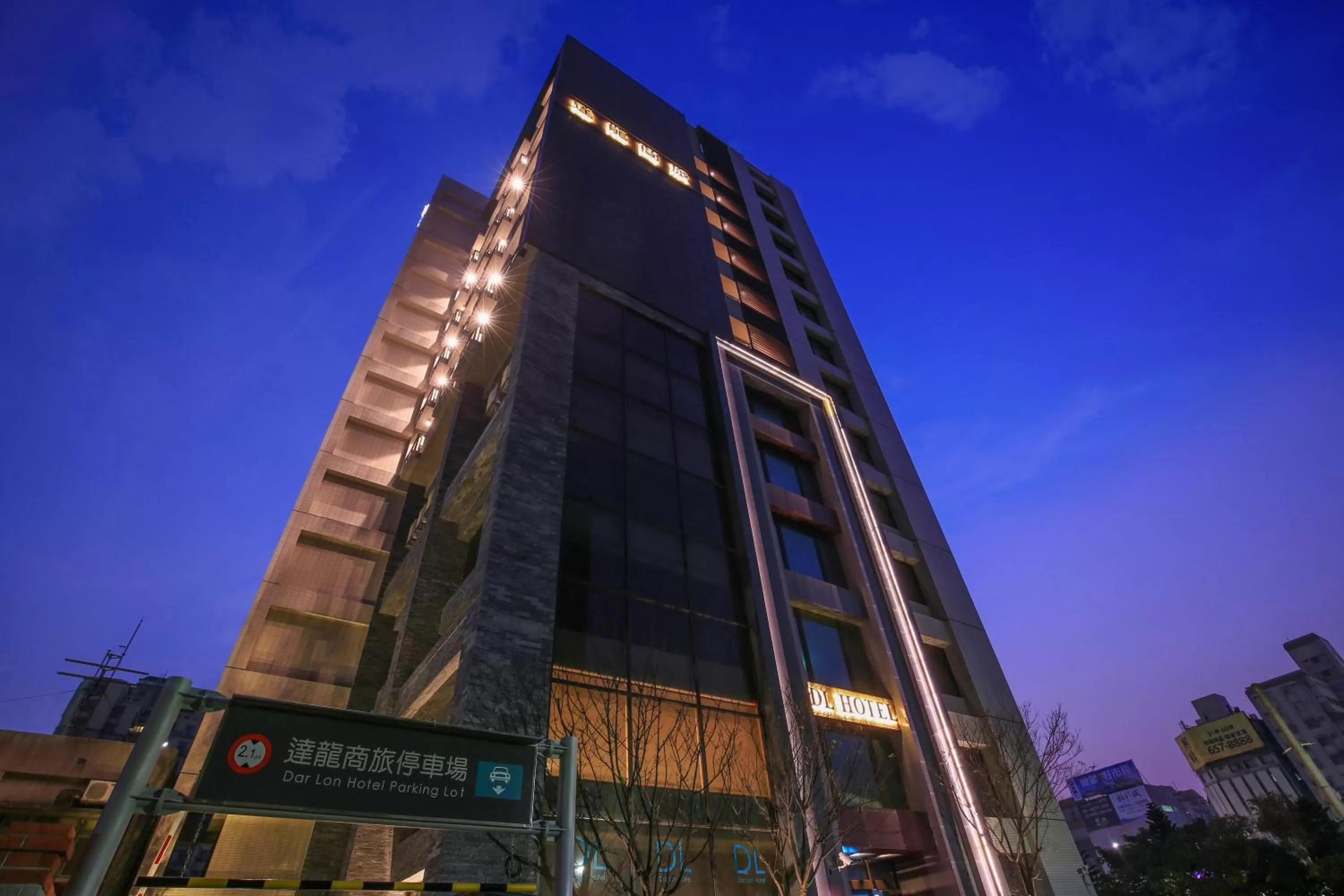 Facade/entrance in Darlon Hotel