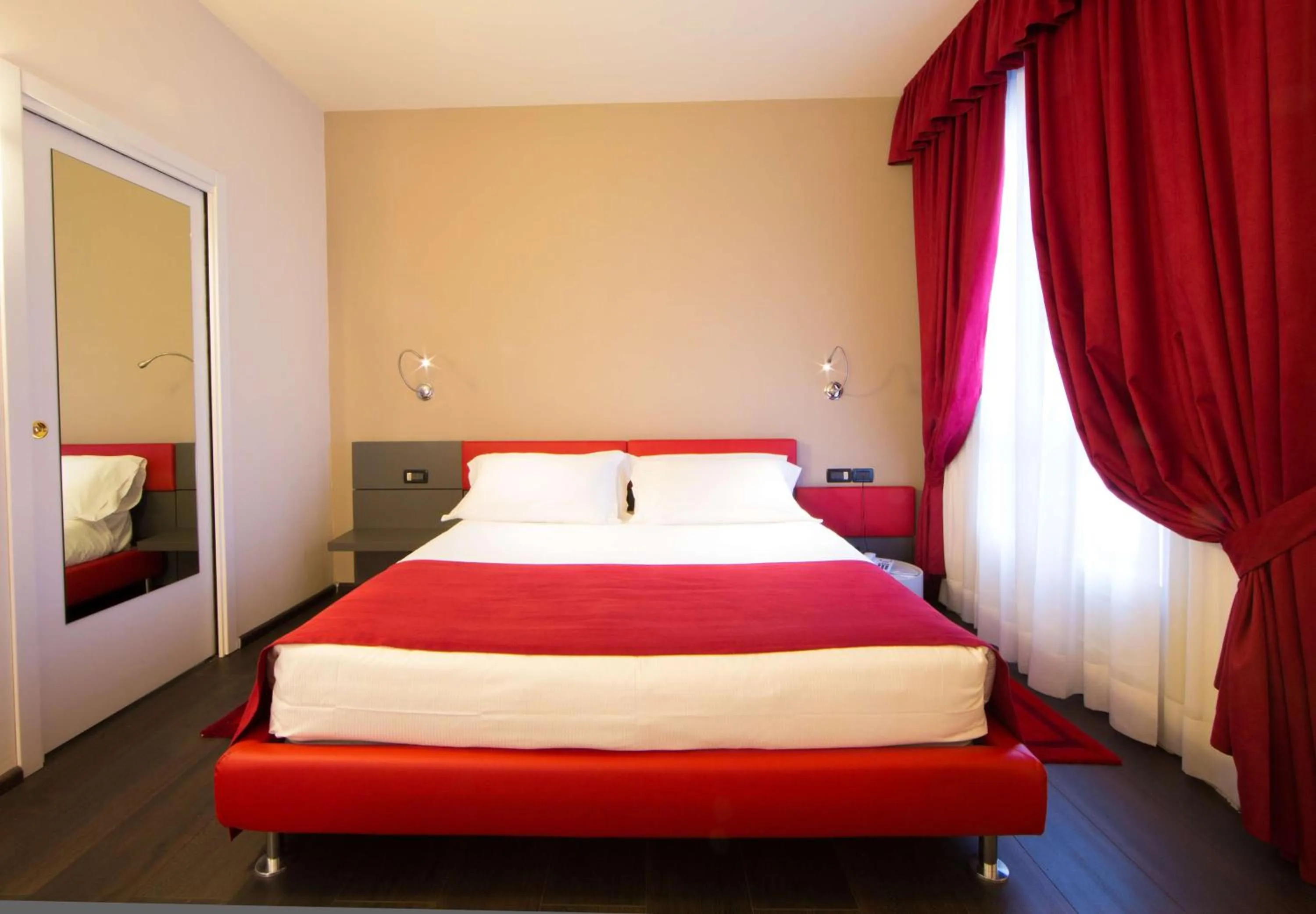 Photo of the whole room, Bed in Best Western Hotel Genio