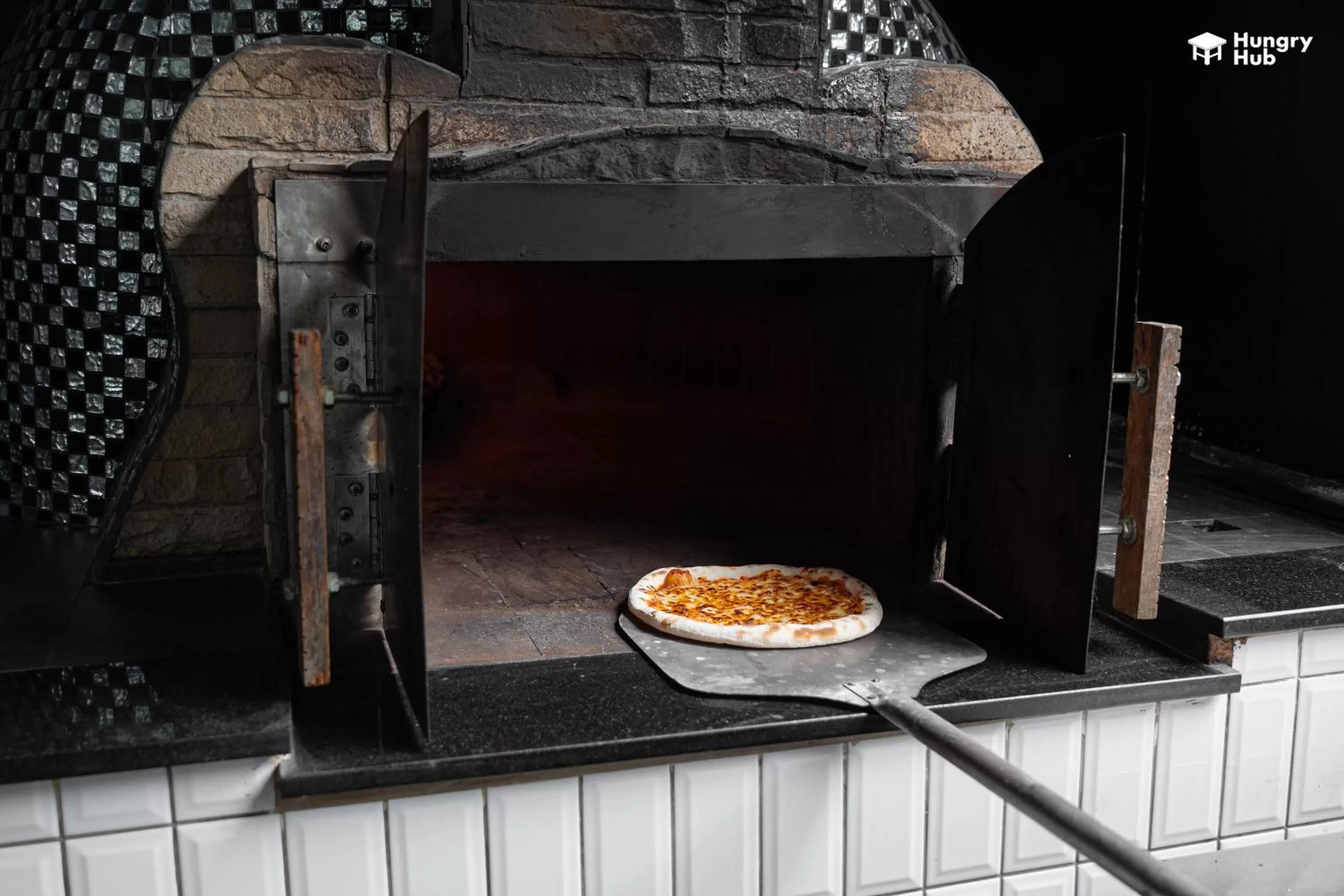 Restaurant/places to eat in V20 Boutique Jacuzzi Hotel