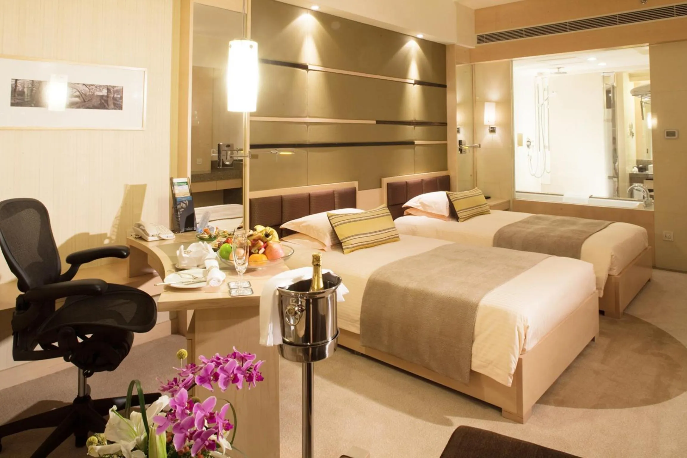 Bedroom in Juss Hengshan HotelFormer Regal International East Asia Hotel