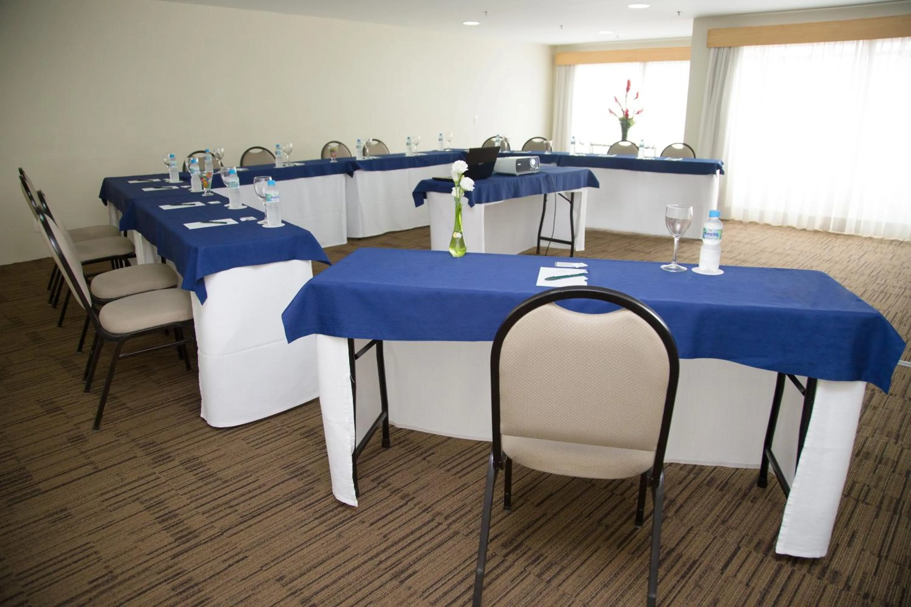 Restaurant/places to eat in Sol Alphaville Hotel & Residence