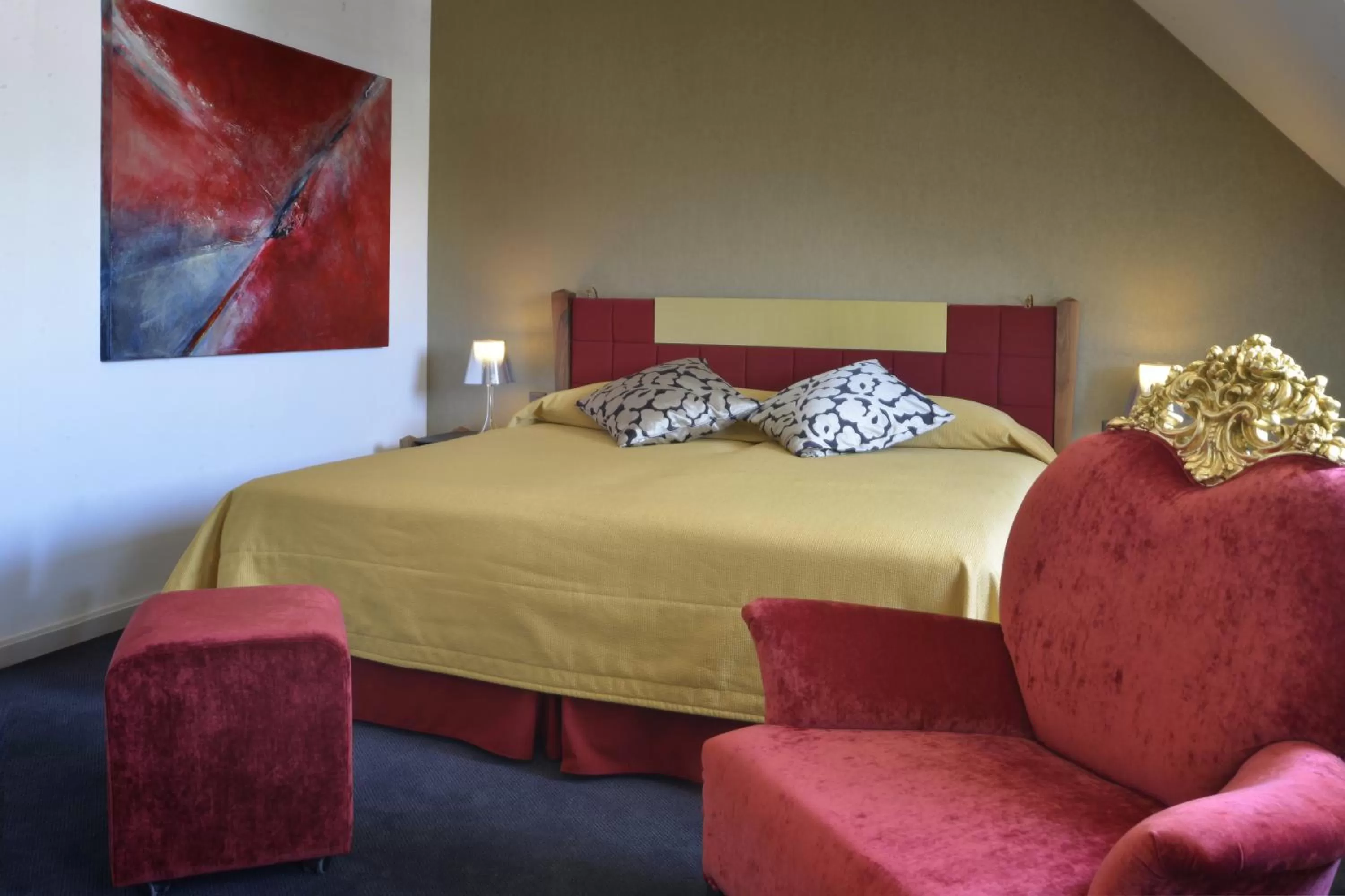 Photo of the whole room, Bed in The Ambassador