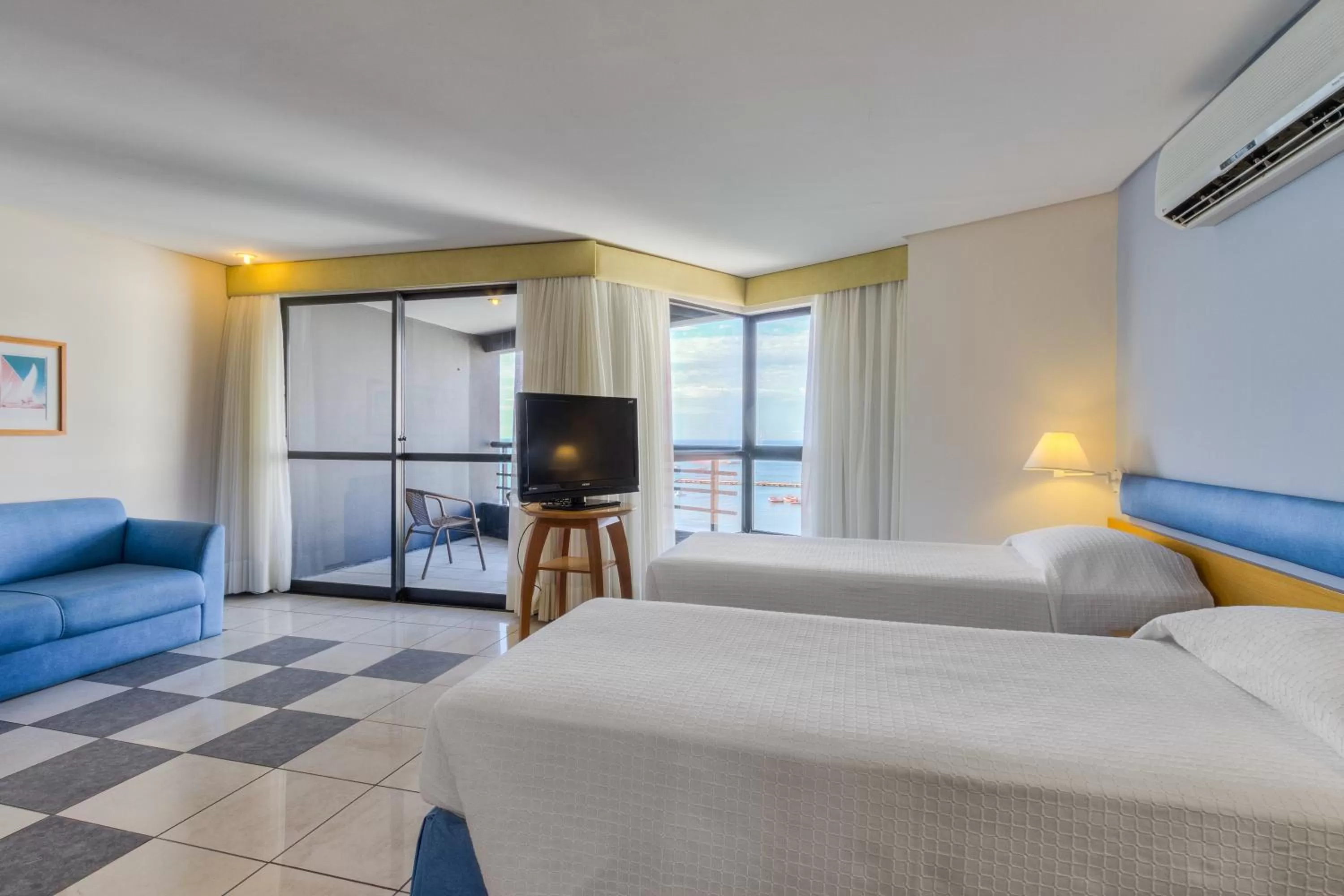 Photo of the whole room, Bed in Iate Plaza Hotel