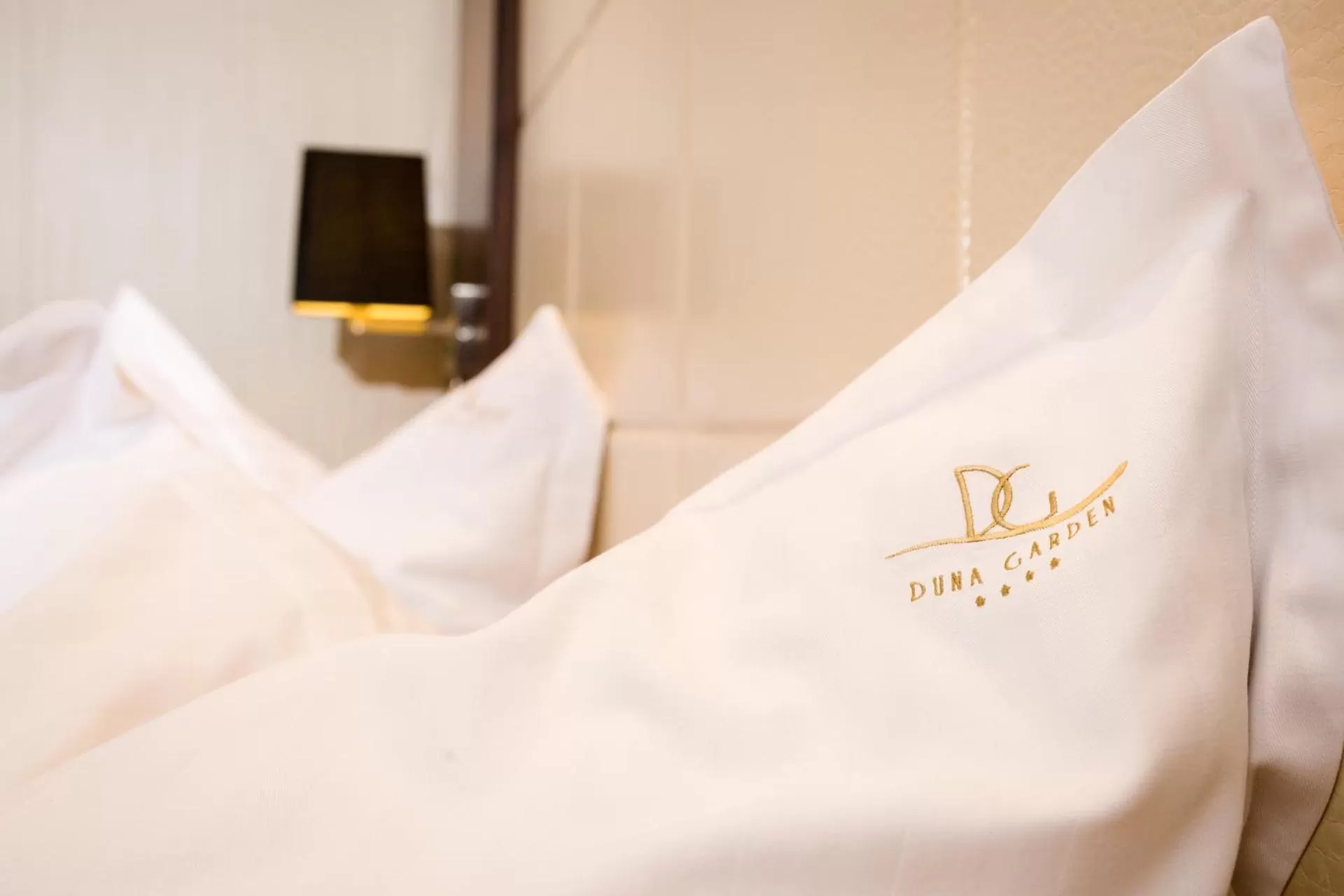 Bedroom, Bed in Duna Garden Hotel