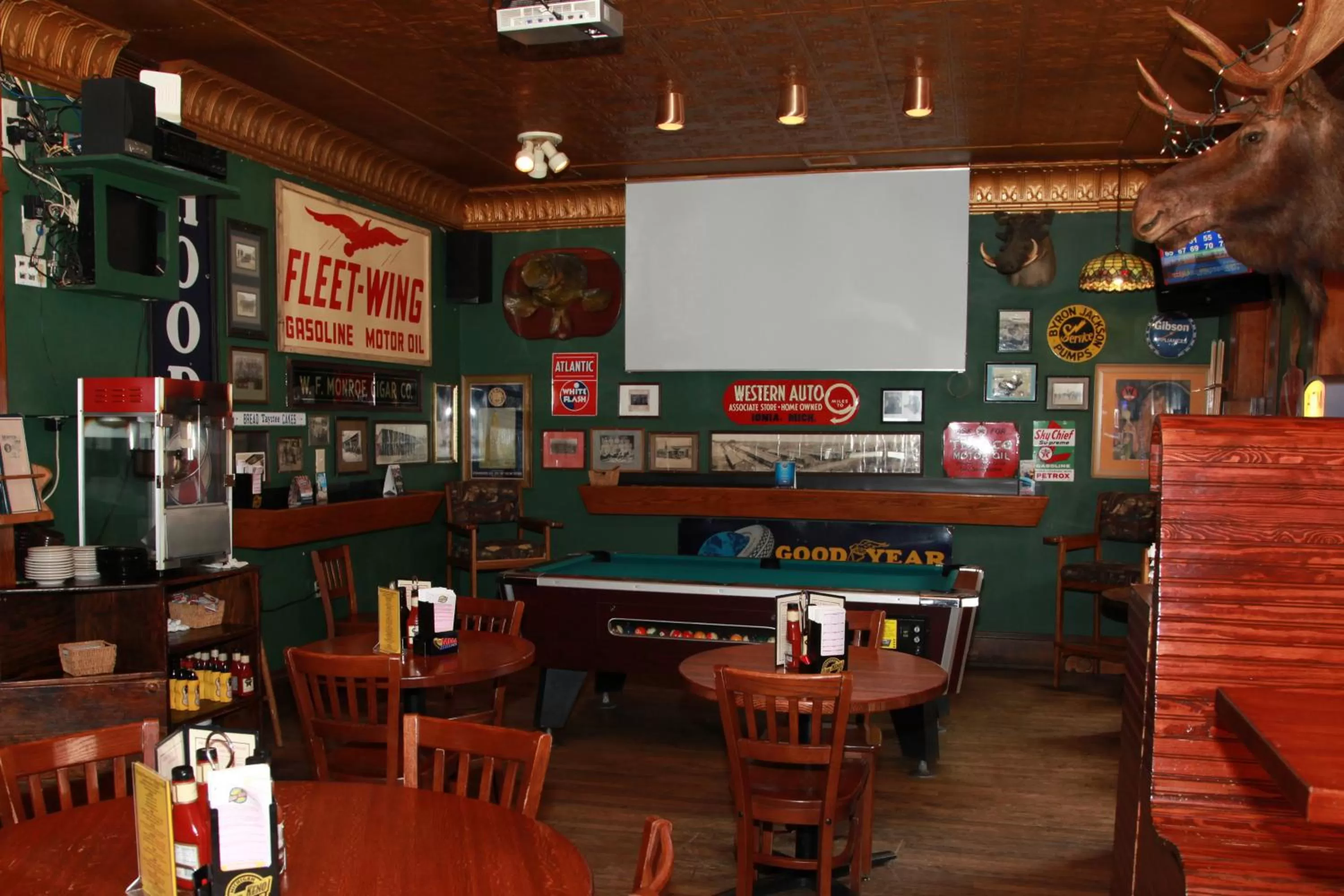 Restaurant/places to eat in The Winter Inn